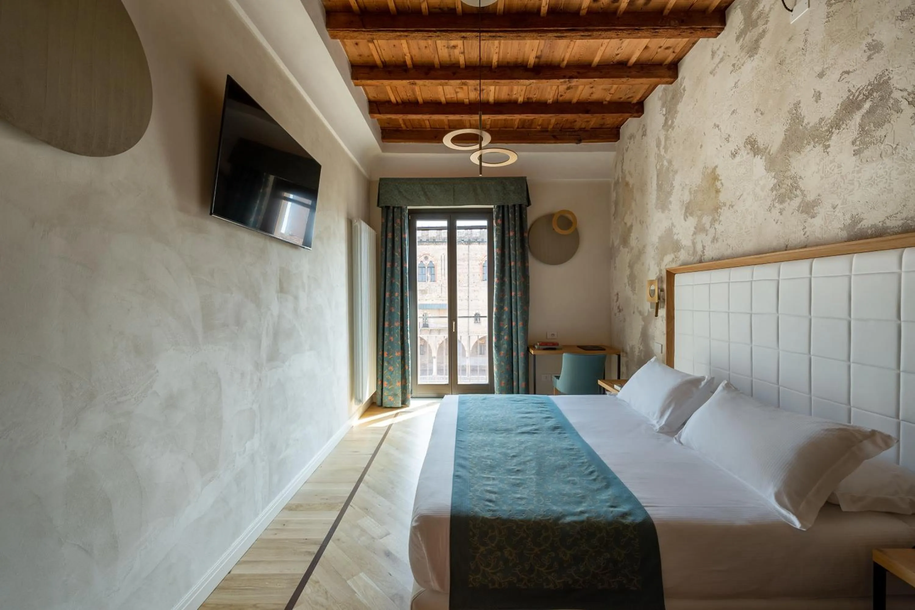 Bed in Cà Uberti Palace Hotel, MantegnaHotels