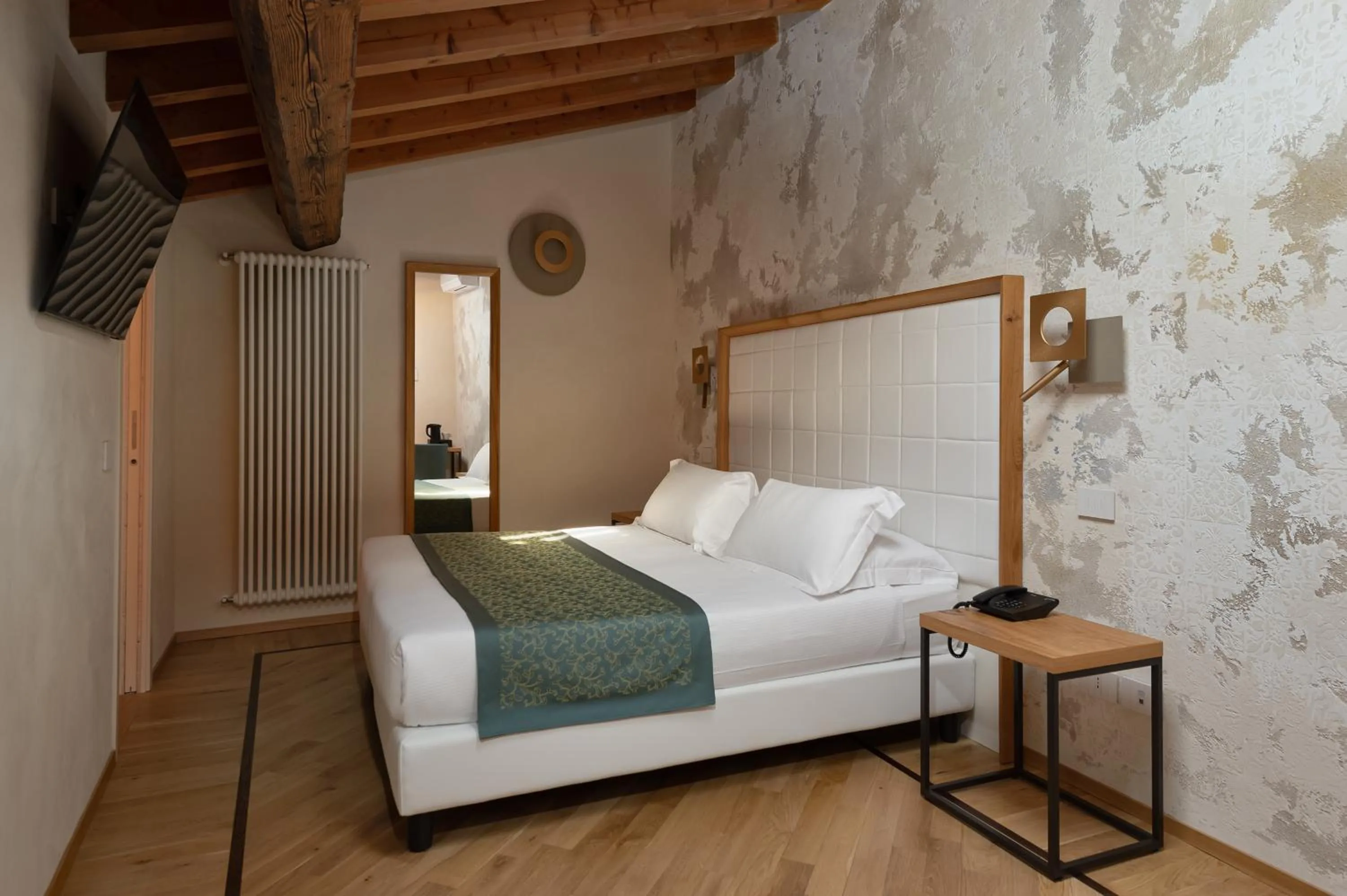 Bed in Cà Uberti Palace Hotel, MantegnaHotels