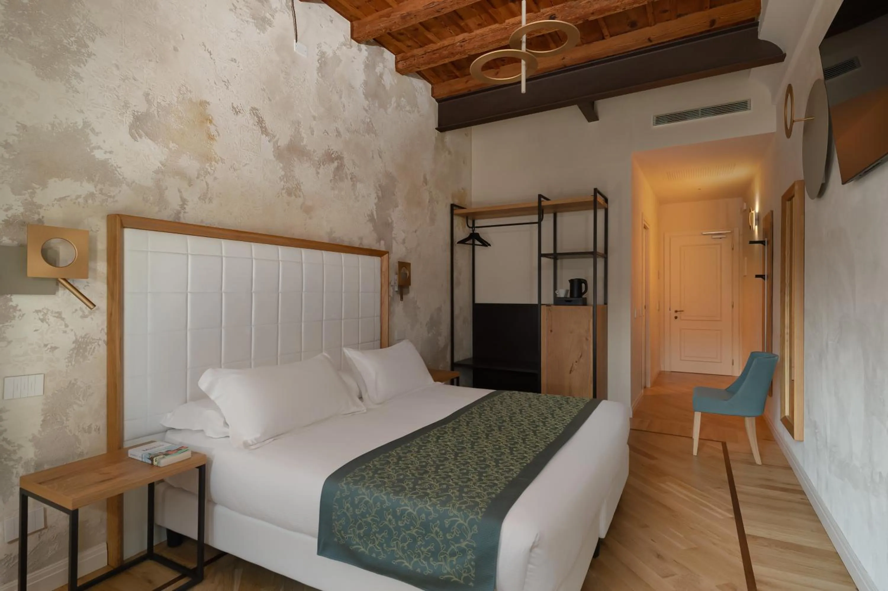 Bed in Cà Uberti Palace Hotel, MantegnaHotels