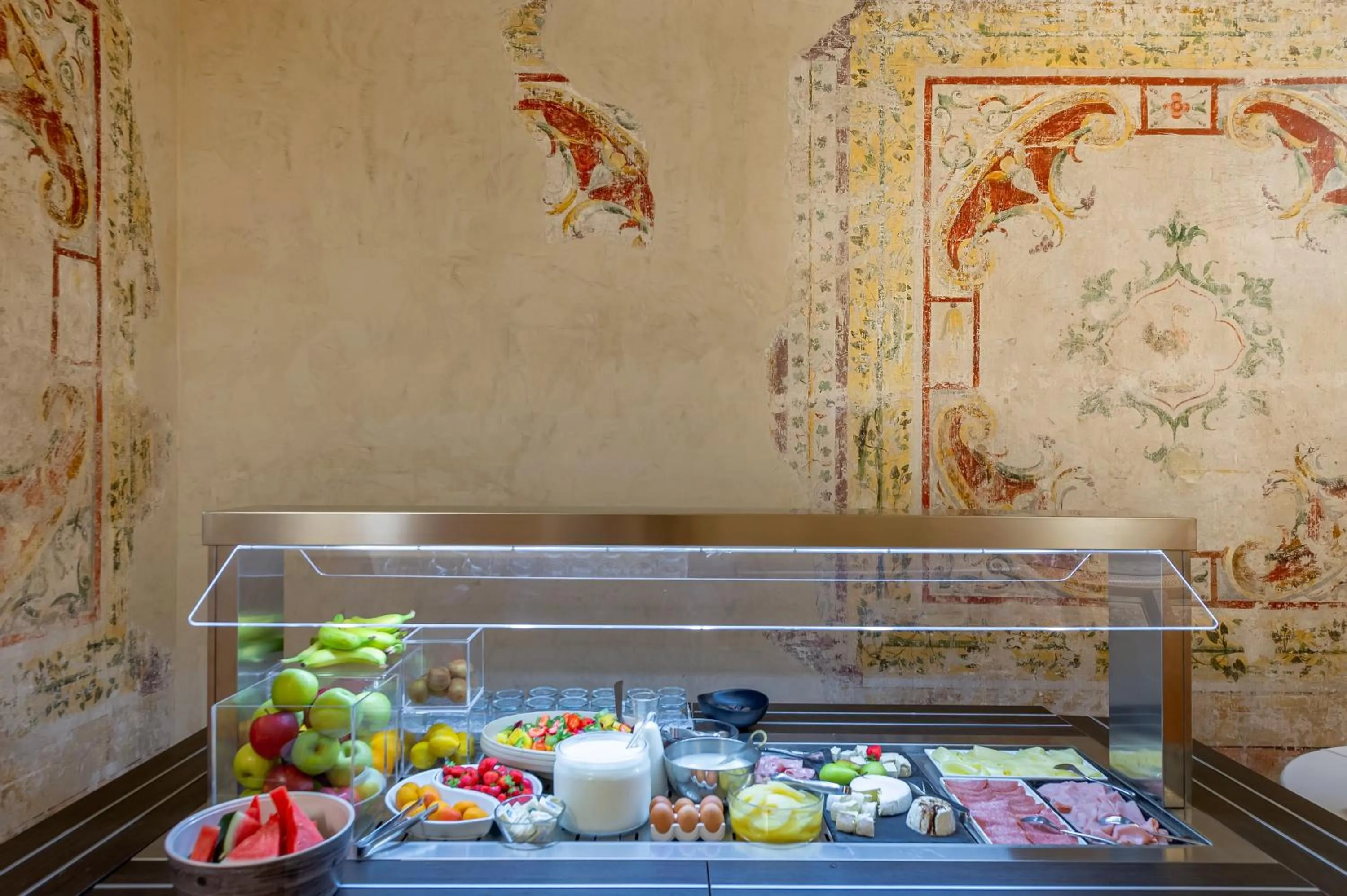 Buffet breakfast in Cà Uberti Palace Hotel, MantegnaHotels