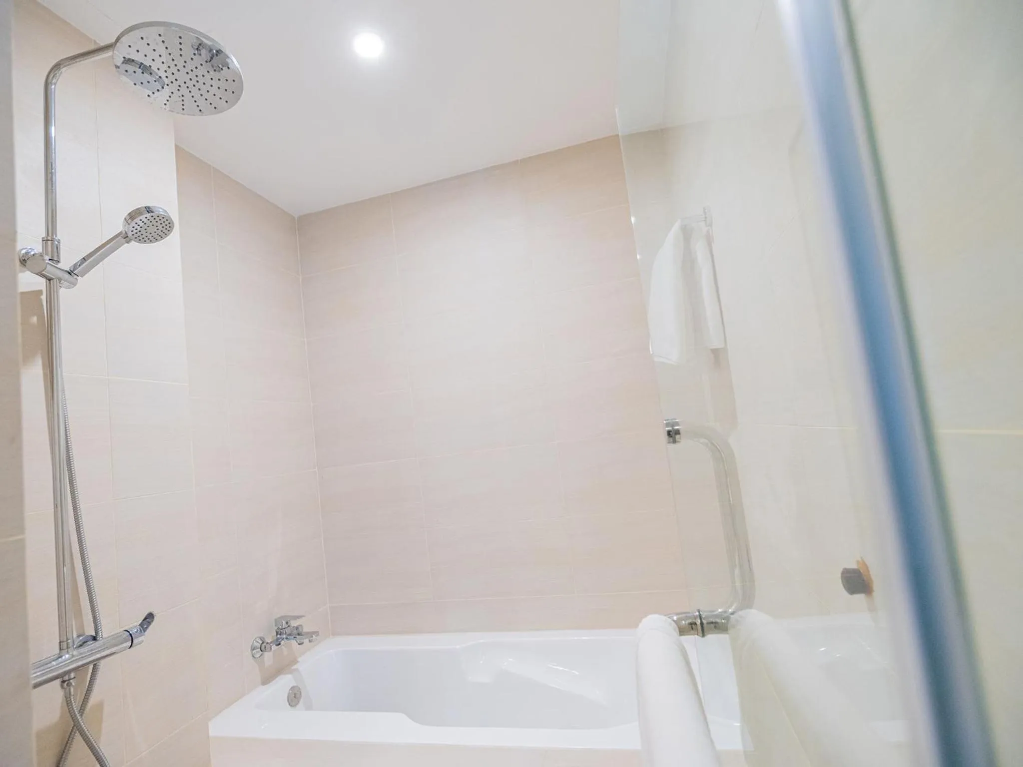 Shower in 85 SOHO Hotel & Apartment