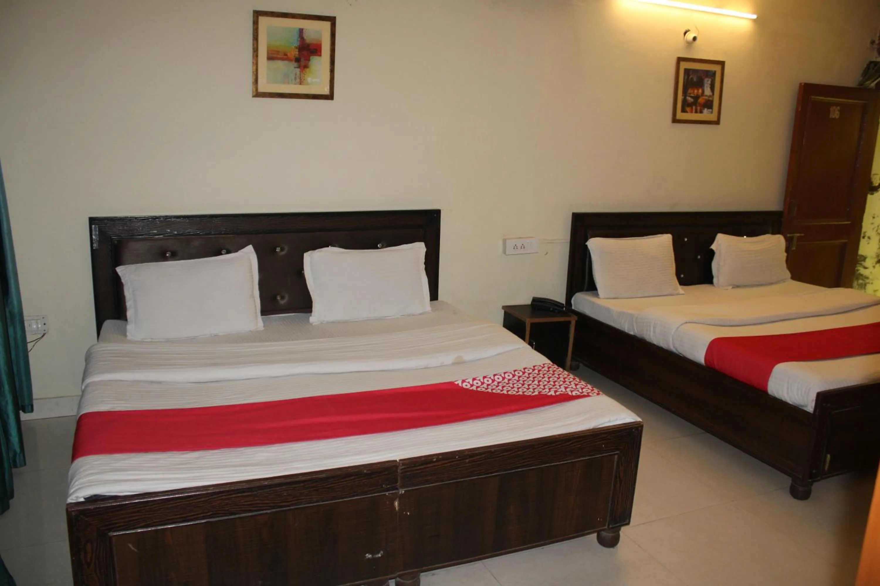 Bed in Hotel Royal Plaza, 4 min from Chandigarh Railway Station
