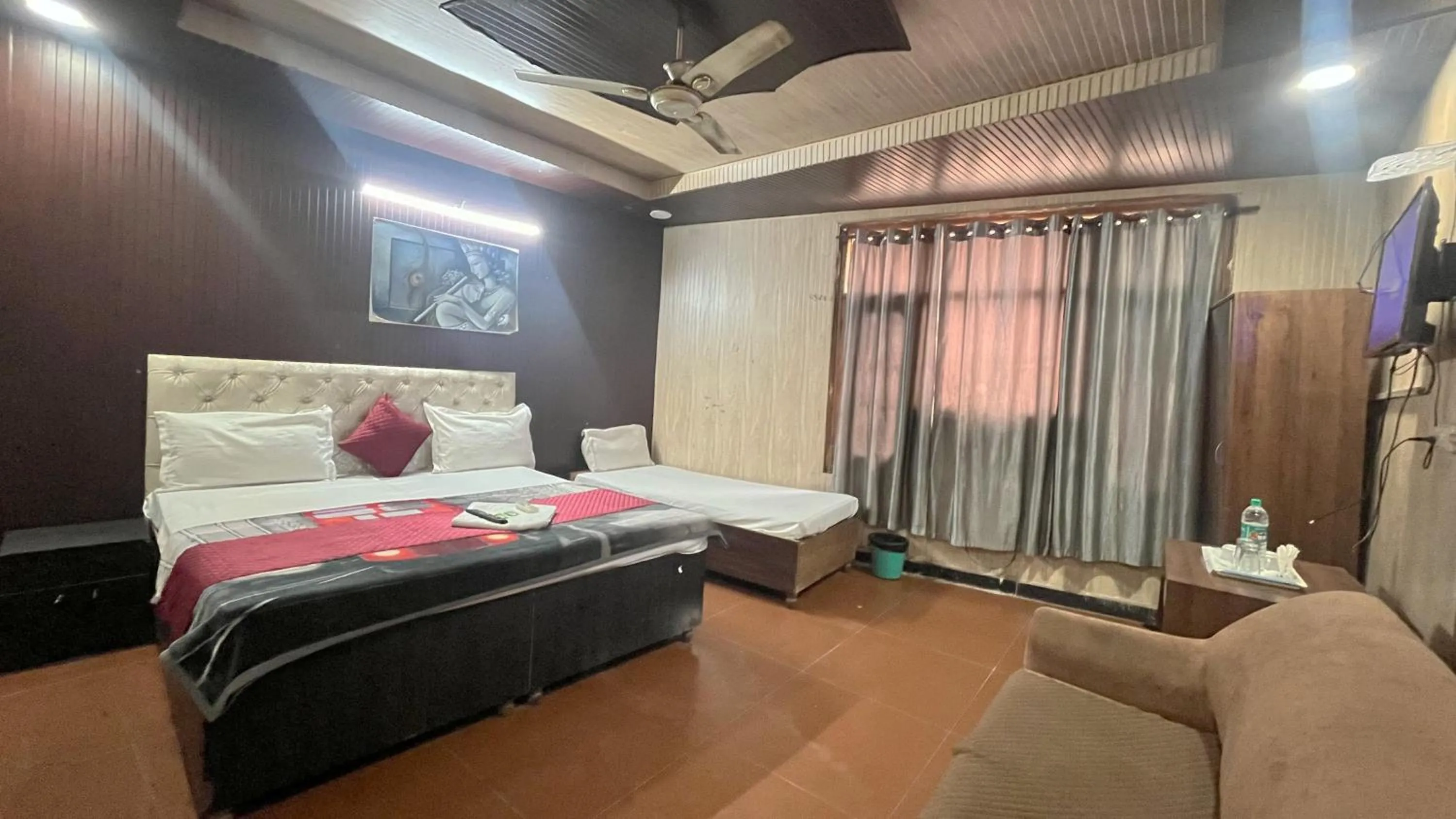 Bed in Hotel Royal Plaza, 4 min from Chandigarh Railway Station
