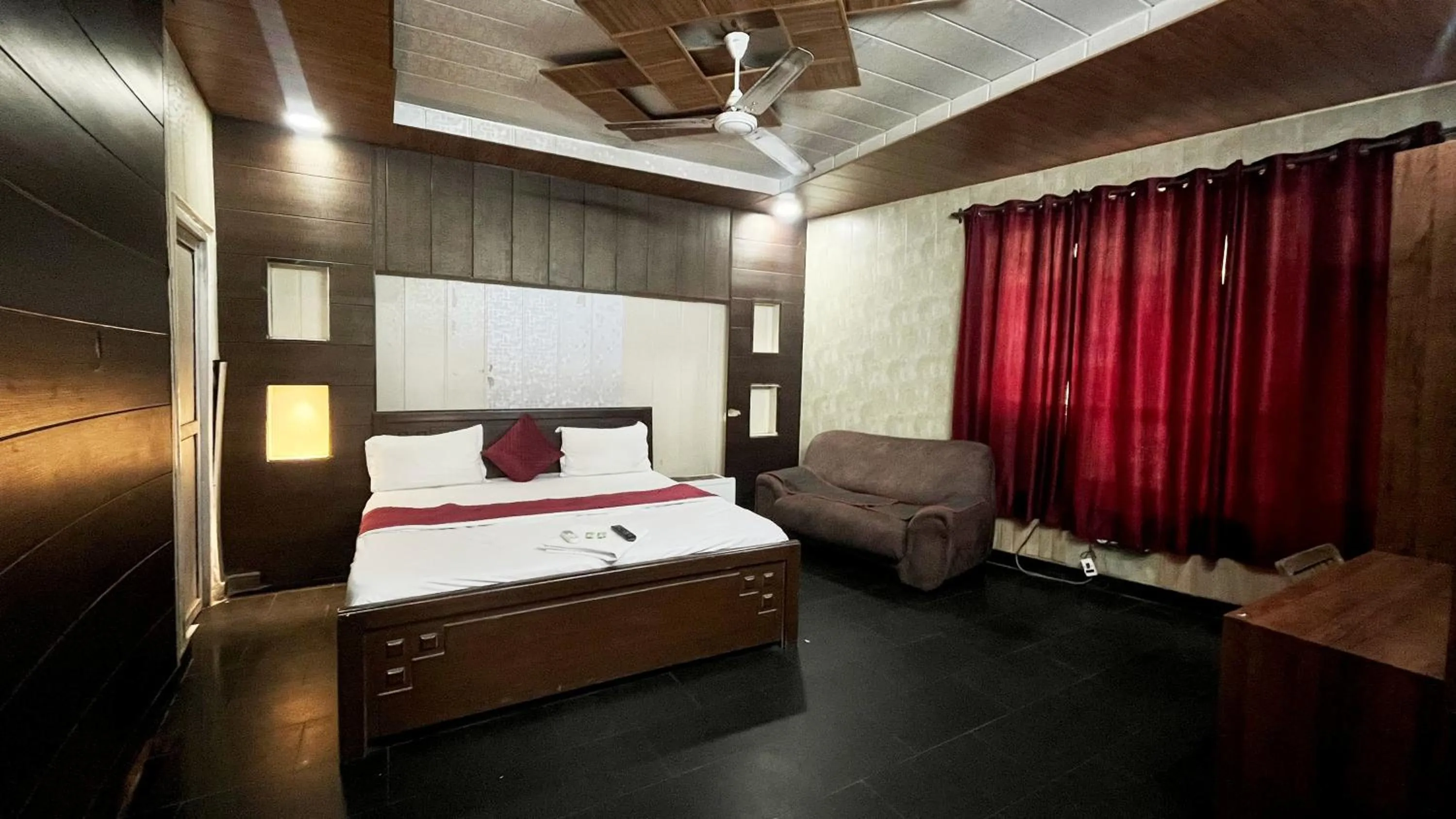 Bed in Hotel Royal Plaza, 4 min from Chandigarh Railway Station