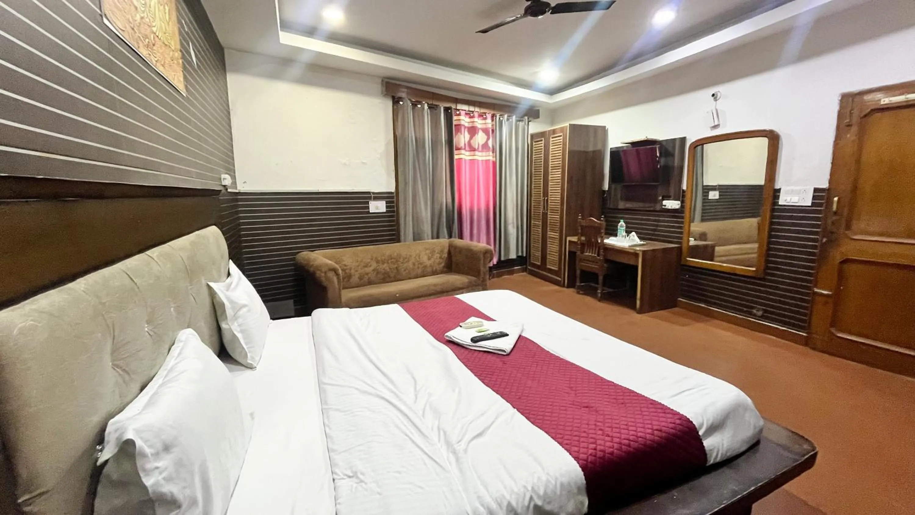 Bed in Hotel Royal Plaza, 4 min from Chandigarh Railway Station