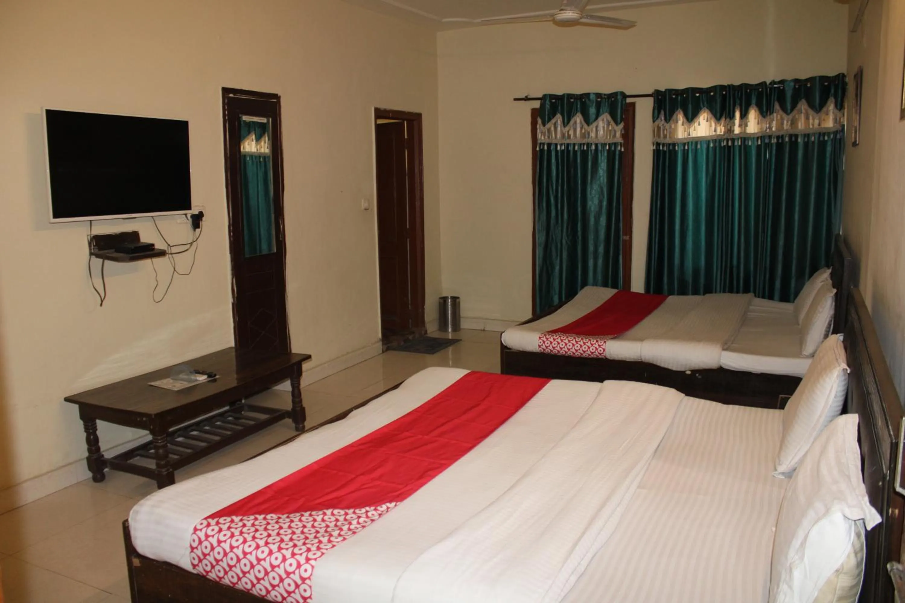 Bed in Hotel Royal Plaza, 4 min from Chandigarh Railway Station
