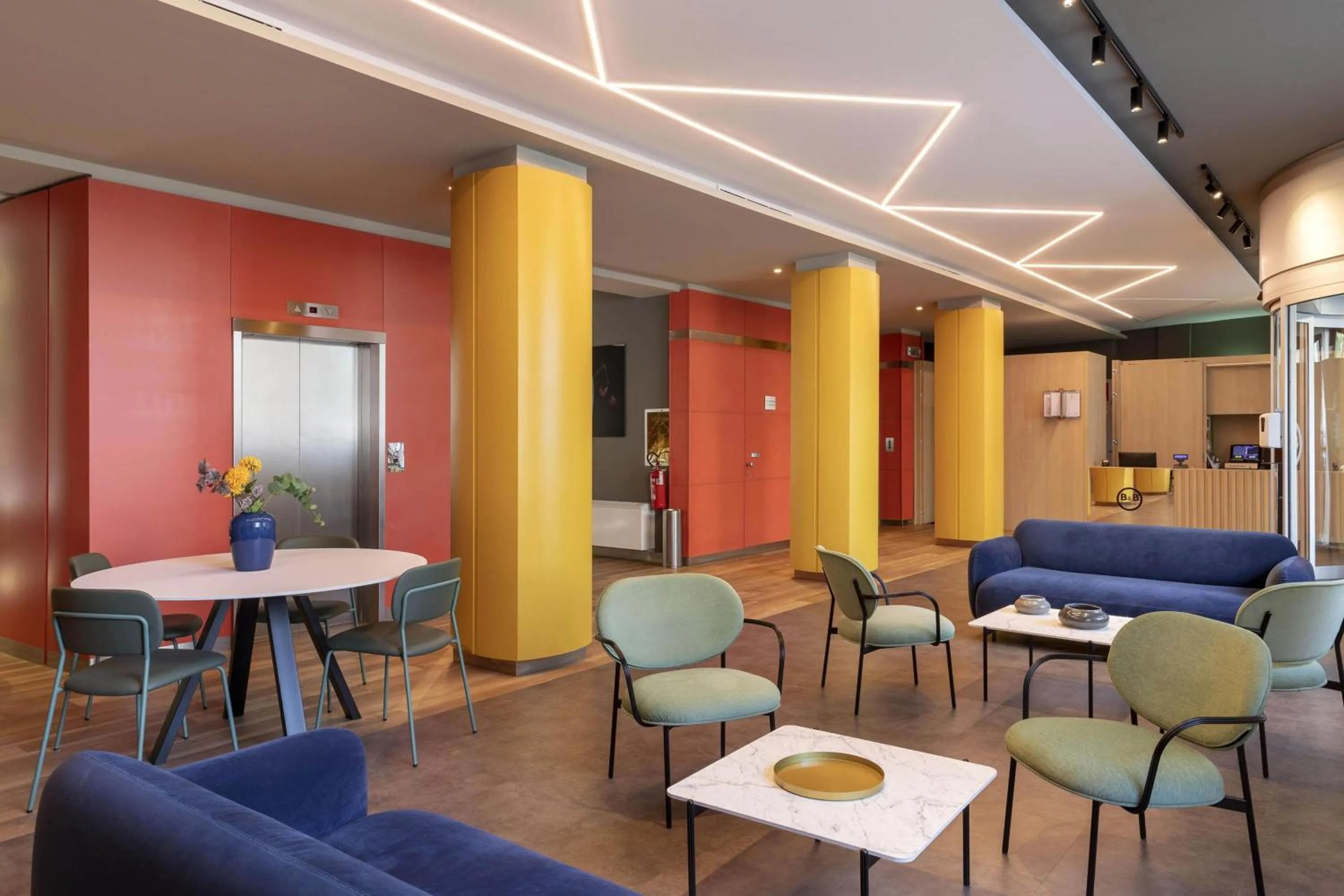 Lobby or reception in B&B Hotel Milano Aosta