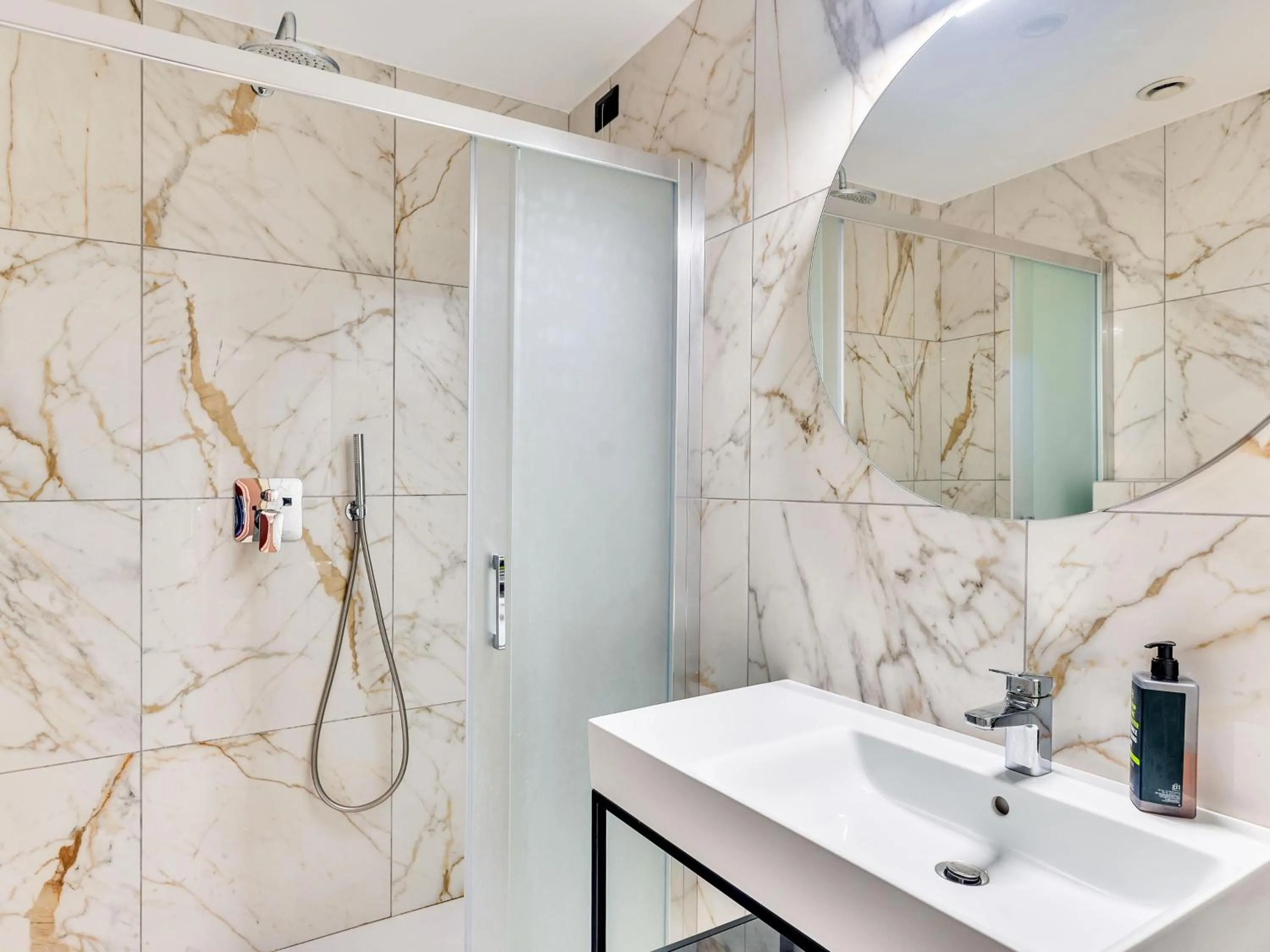 Bathroom in B&B Hotel Milano Aosta