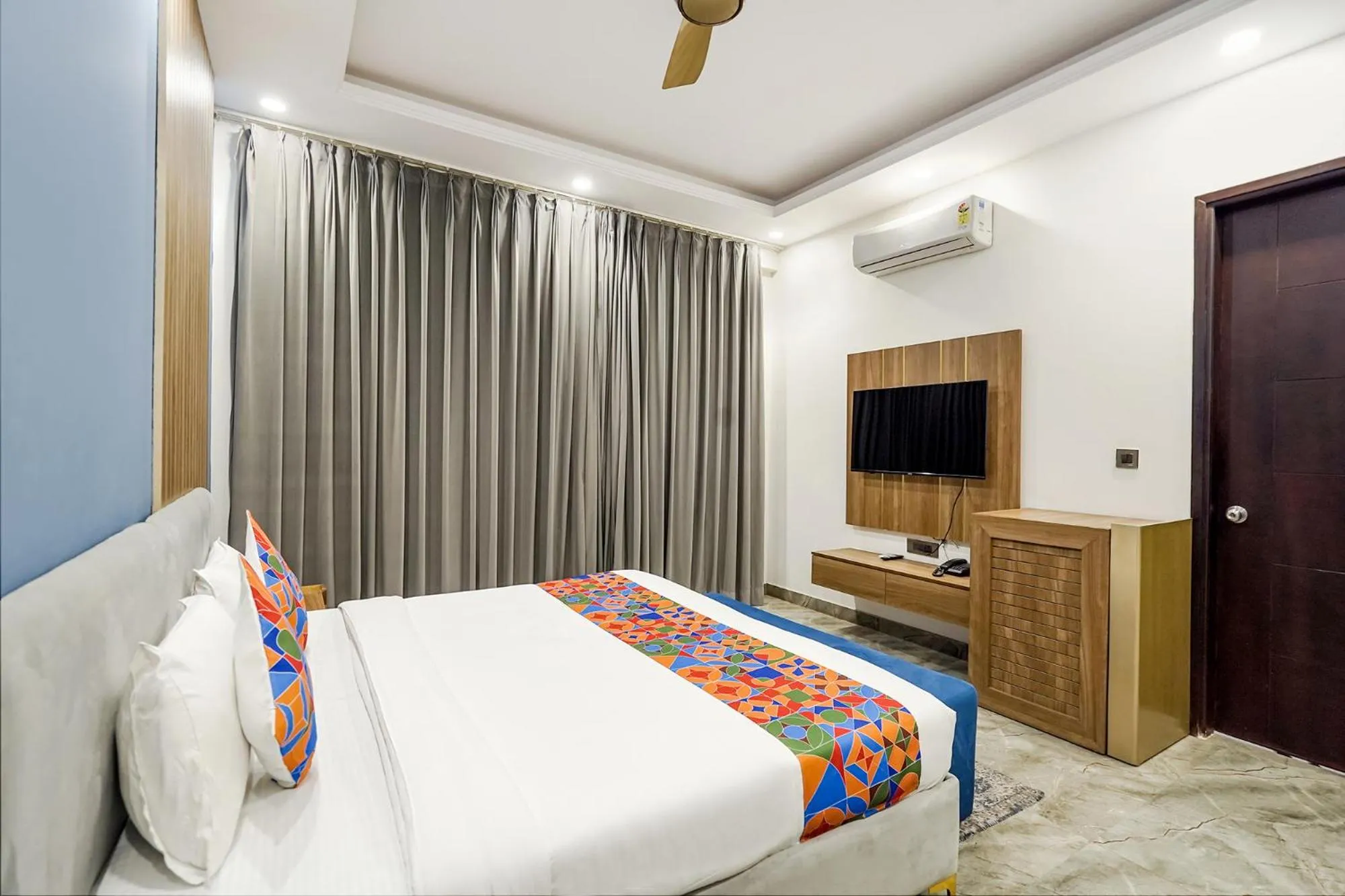 Bed, TV/Entertainment Center in Treebo Tryst Embassy Inn