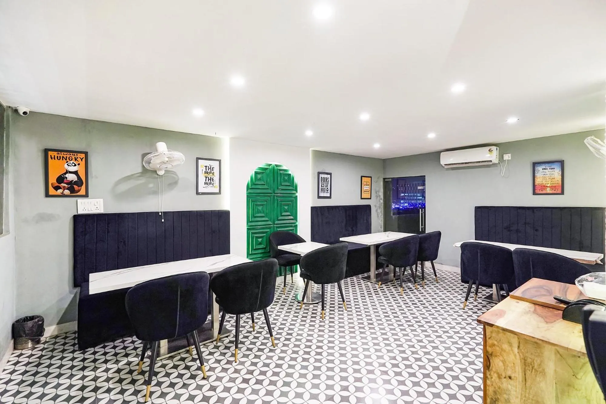 Restaurant/places to eat in Treebo Tryst Embassy Inn