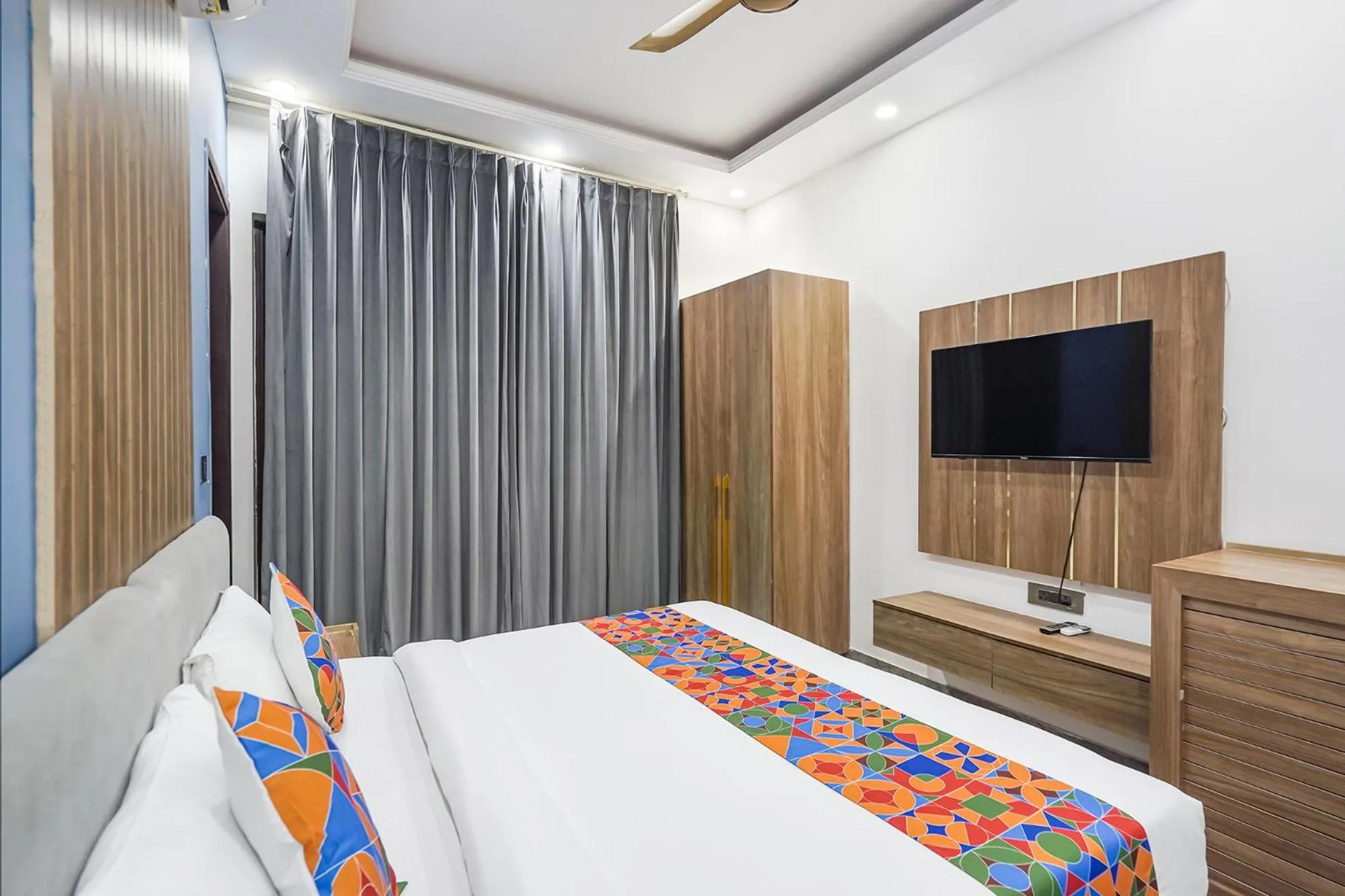 Bed, TV/Entertainment Center in Treebo Tryst Embassy Inn