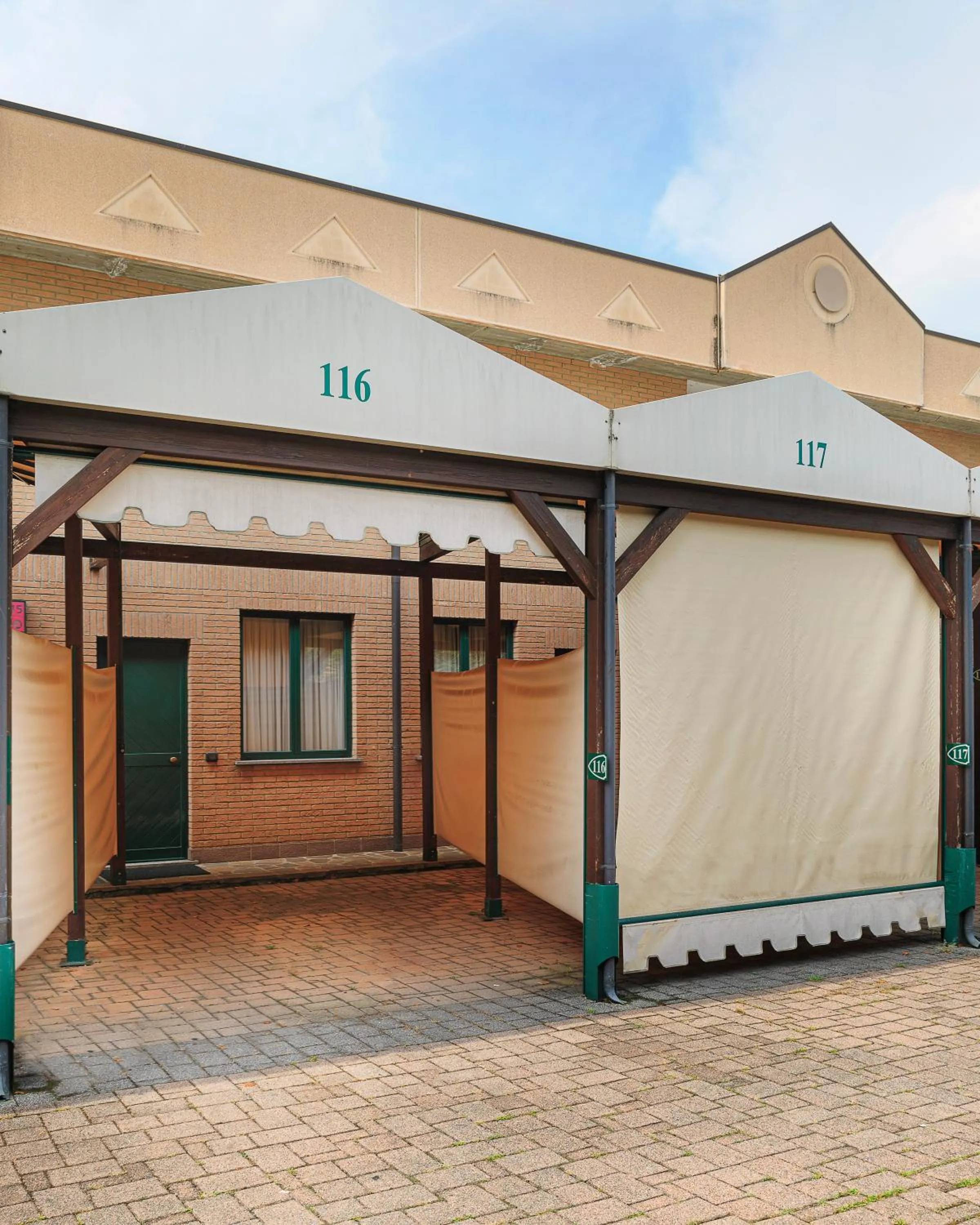 Parking in Dreamhotel