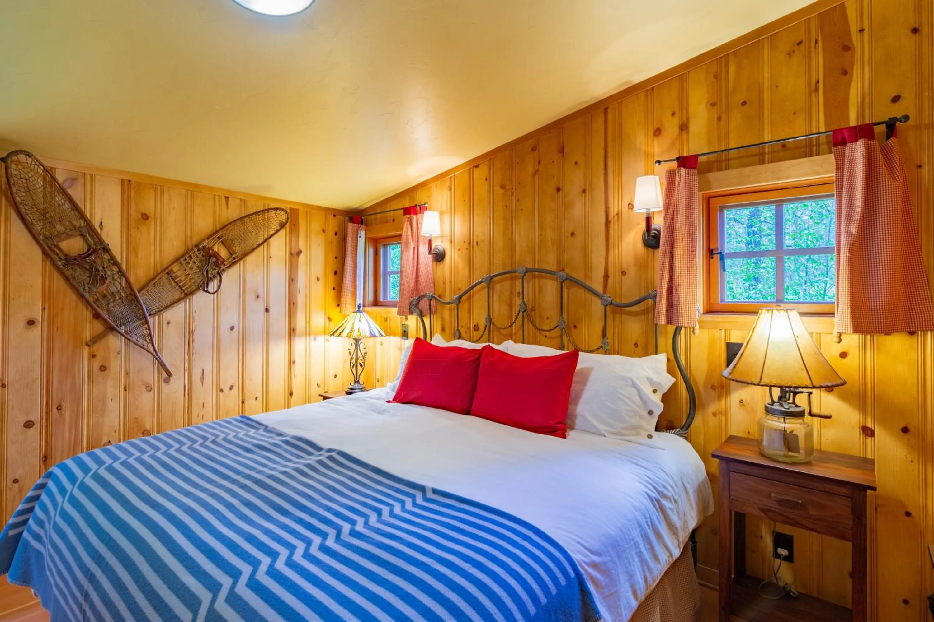 Bed in Lake Creek Lodge