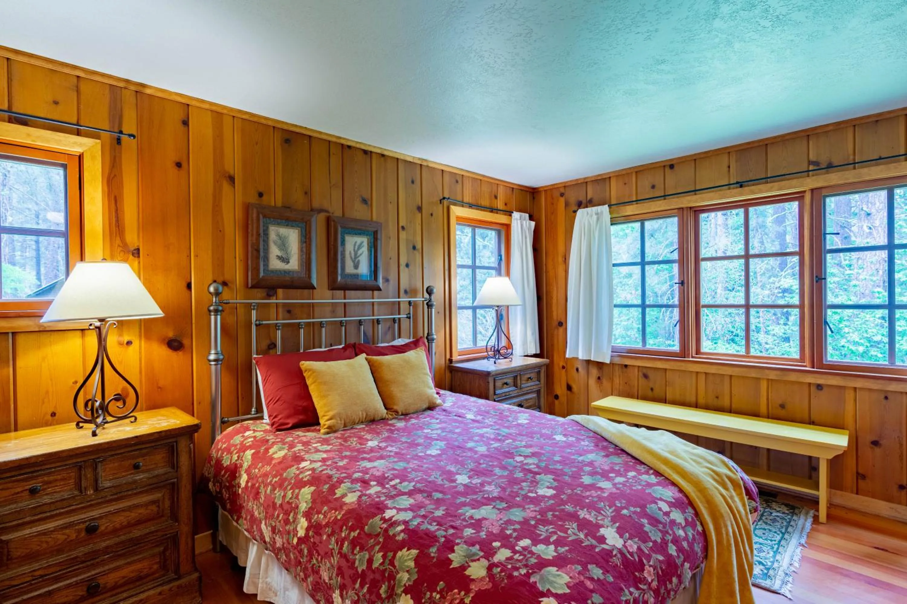 Bed in Lake Creek Lodge