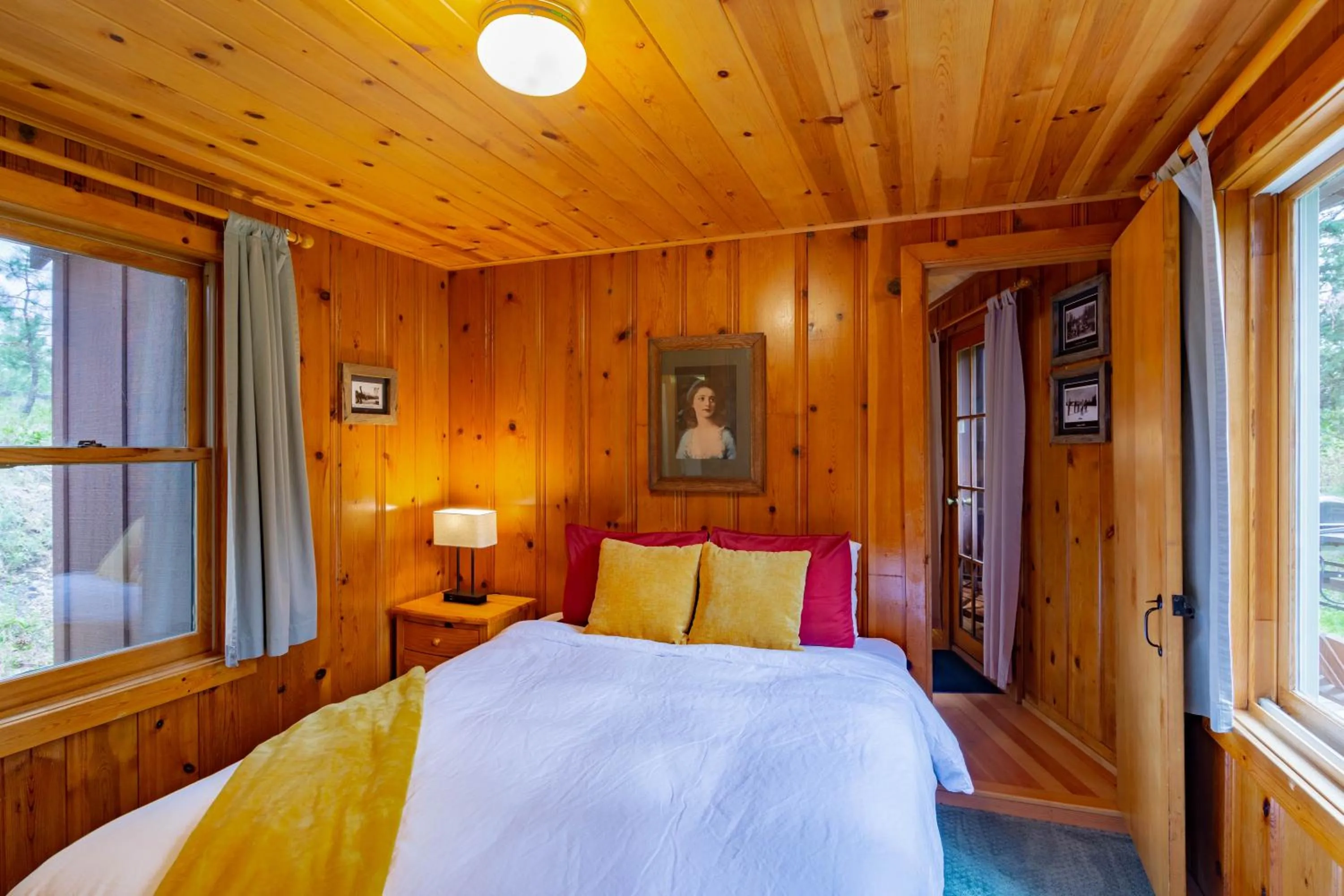Bed in Lake Creek Lodge