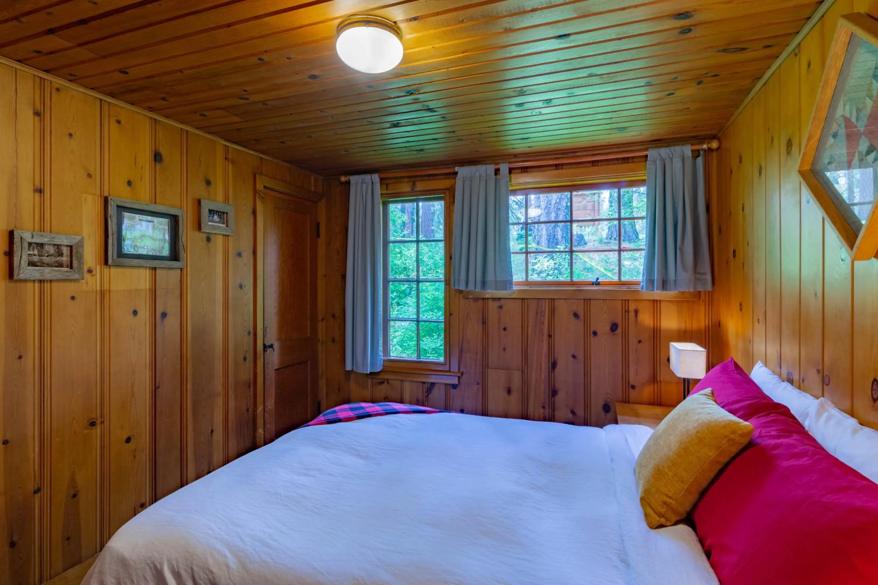 Bed in Lake Creek Lodge