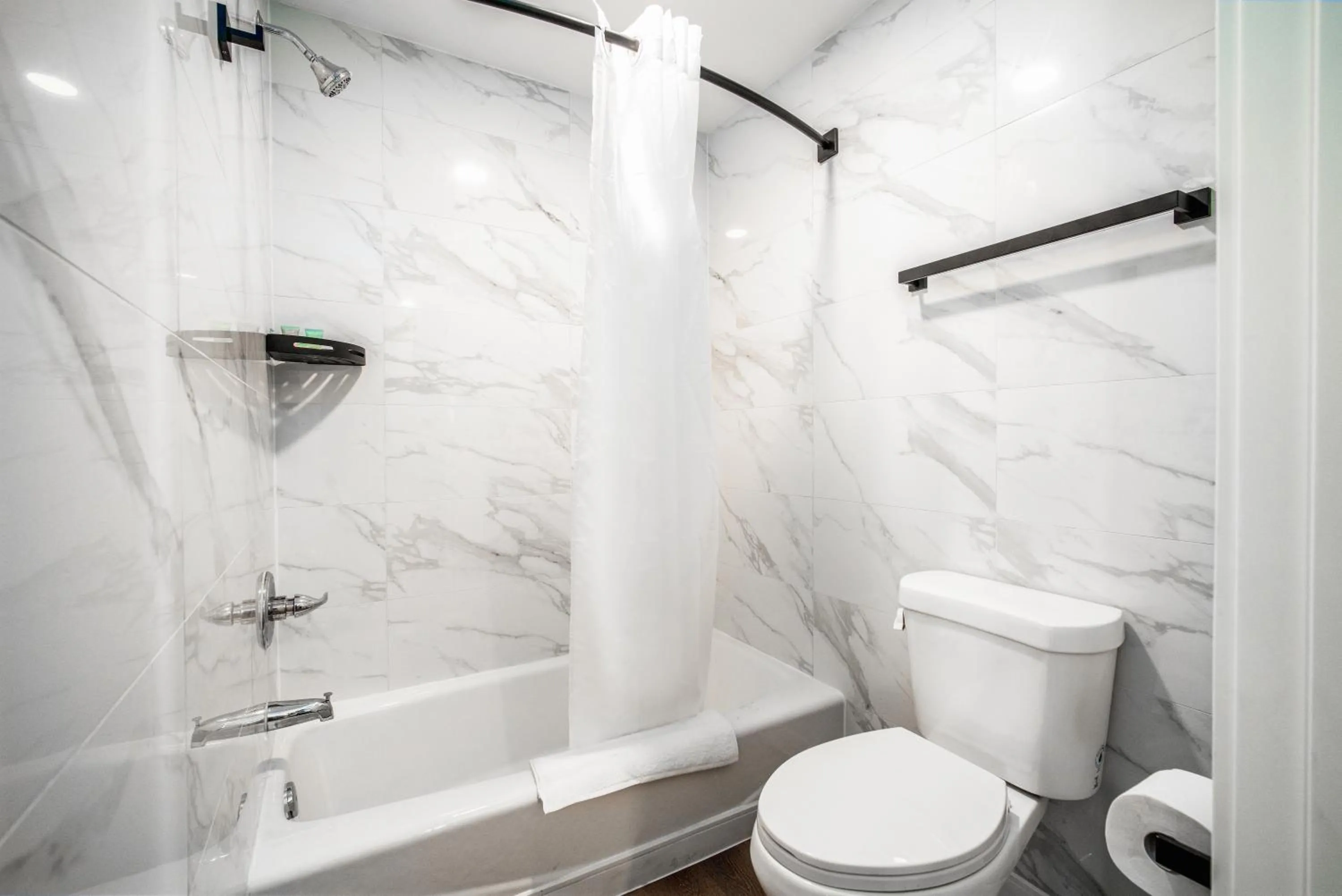 Shower in Aspire Inn Studios & Spas