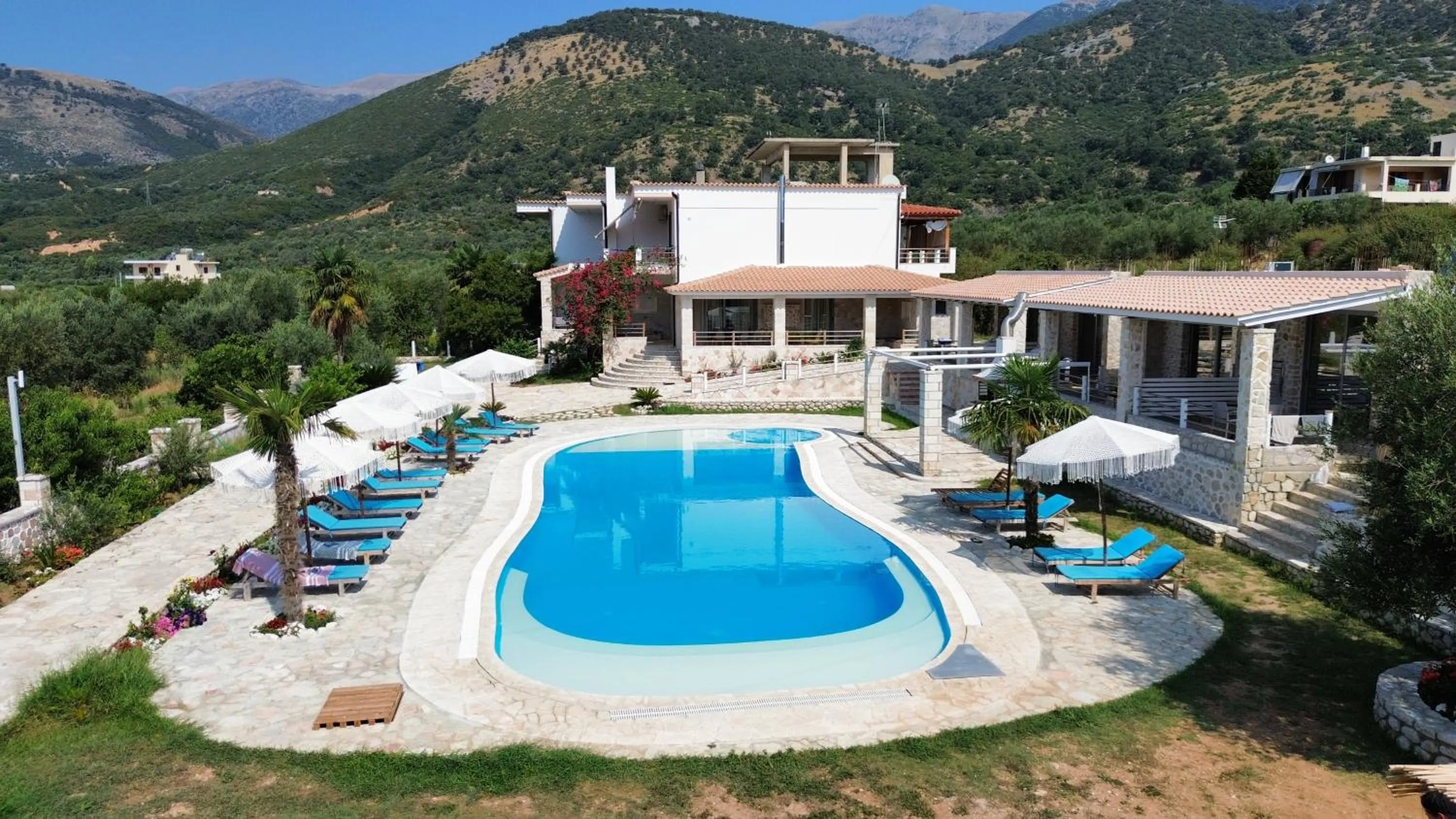 Property building in Vila Milo