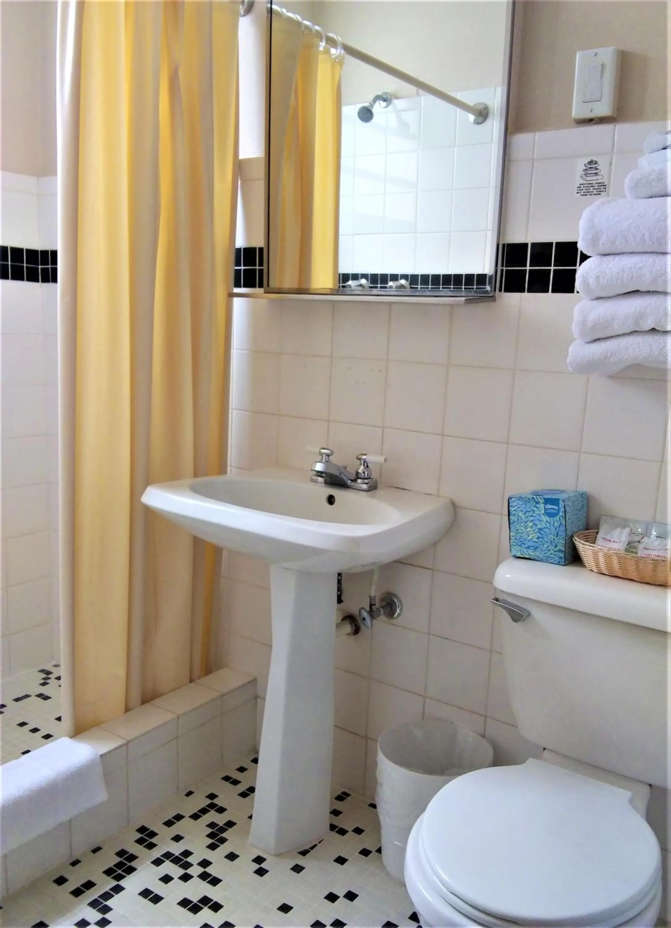 Bathroom in Canario Lagoon Hotel