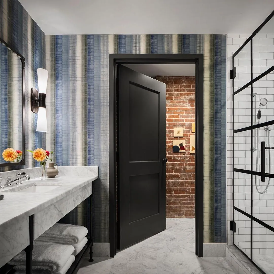 Shower in The Lincoln Hotel