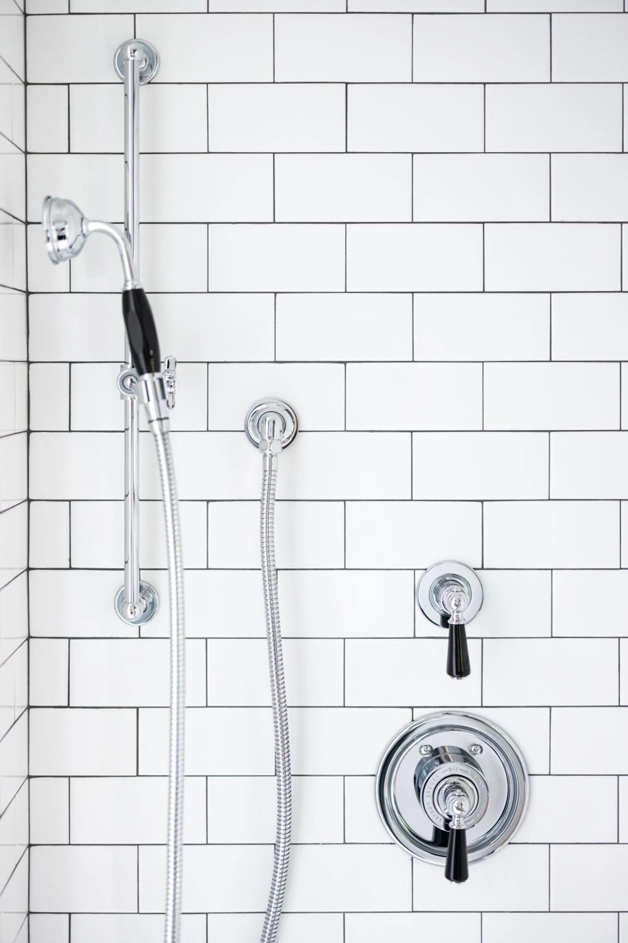 Shower in The Lincoln Hotel