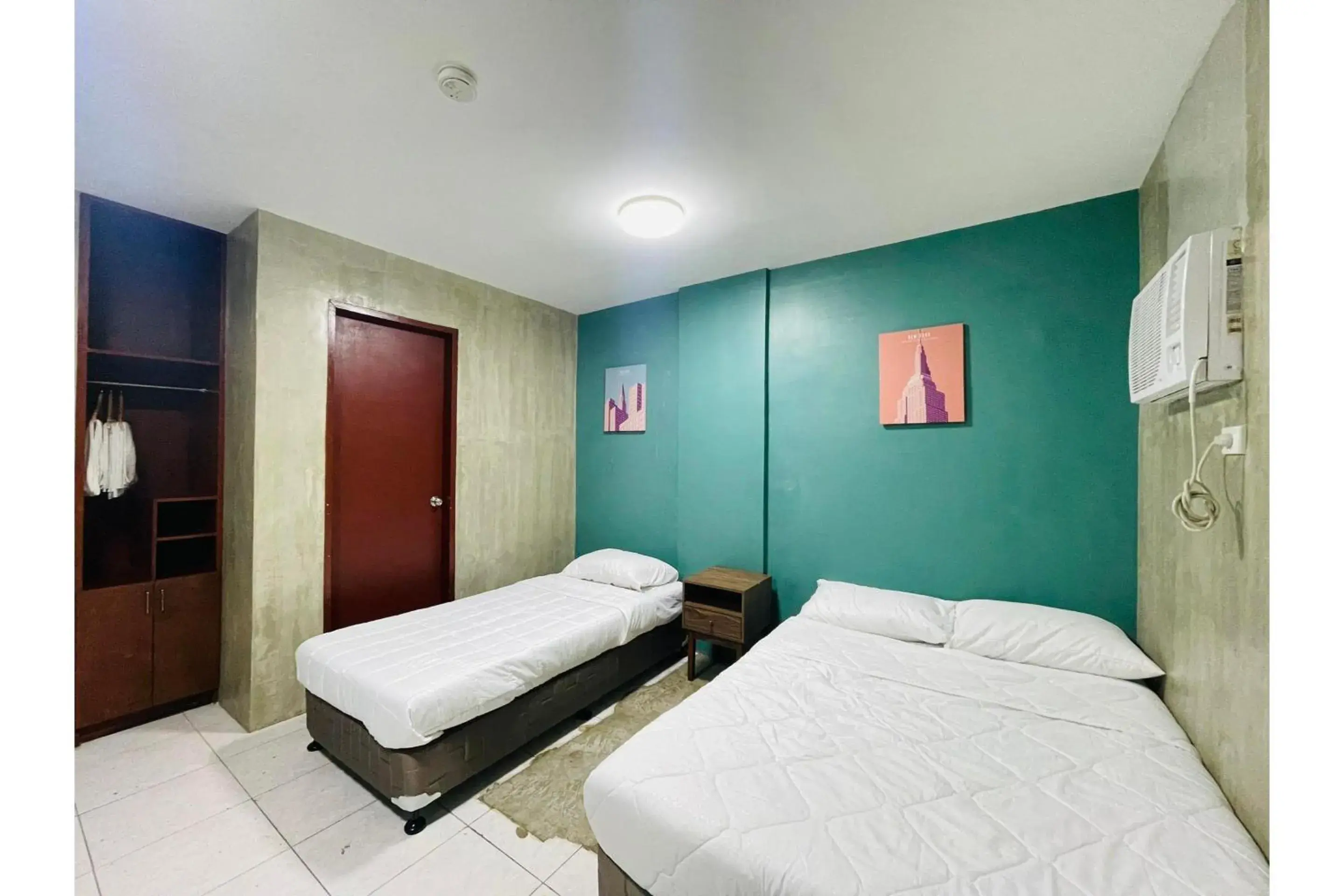 Deluxe Triple Room in Rcee Place by RedDoorz Deluxe Triple Room in Rcee Place by RedDoorz