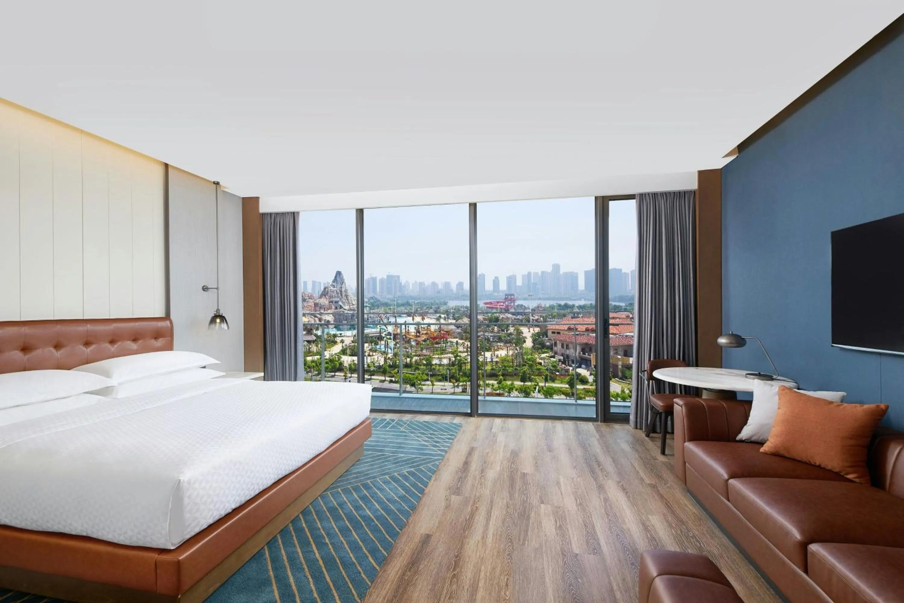 Photo of the whole room, Bed in Four Points by Sheraton Nanchang, Xihu