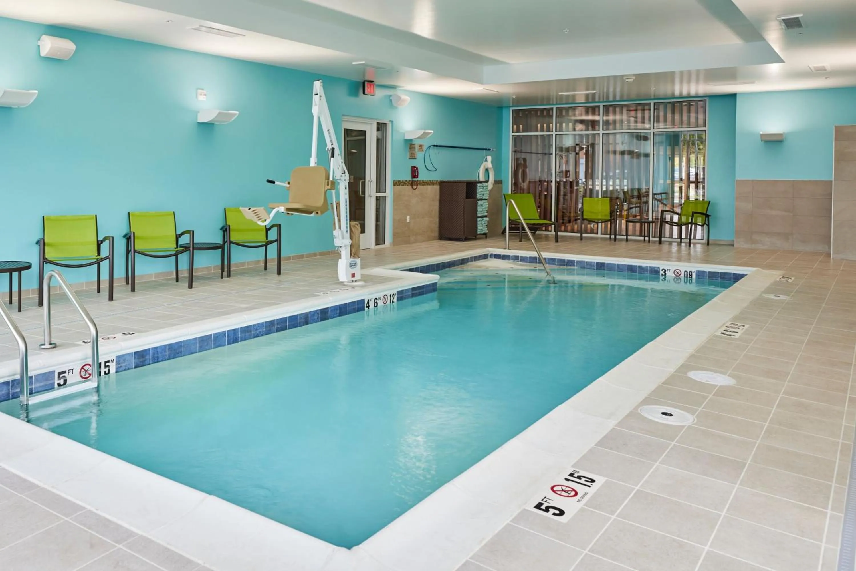 Swimming pool in SpringHill Suites by Marriott Medford Airport