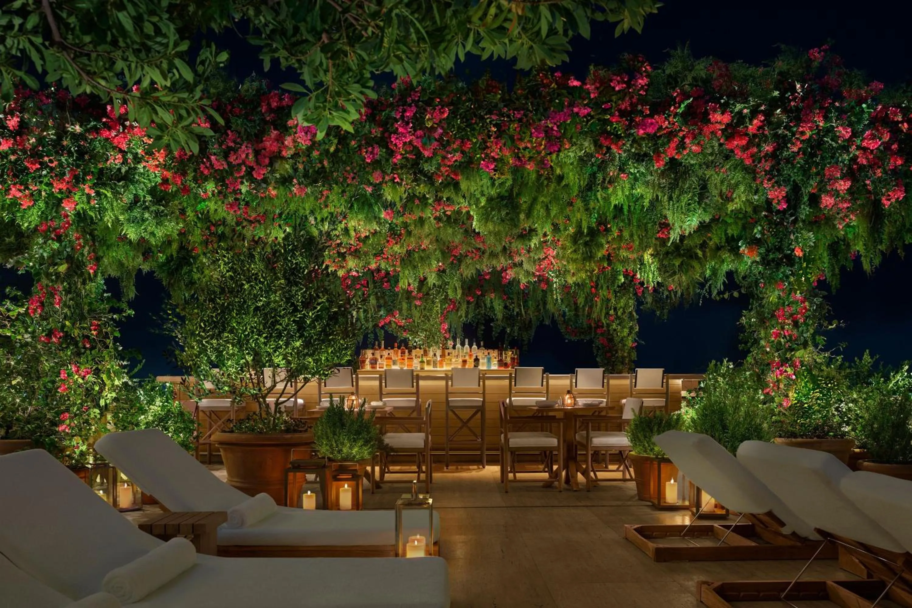 Swimming pool in The Tampa EDITION