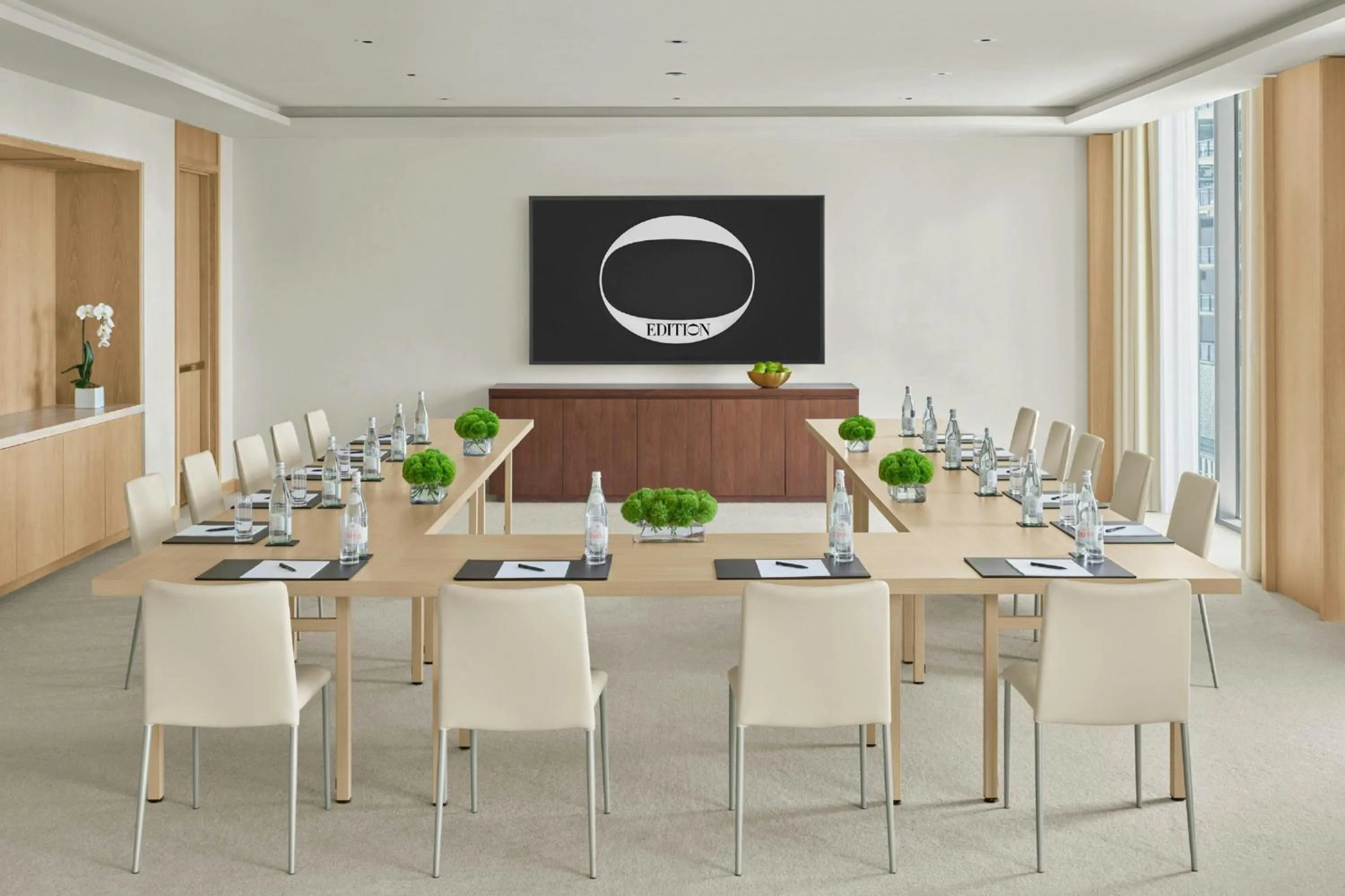 Meeting/conference room in The Tampa EDITION