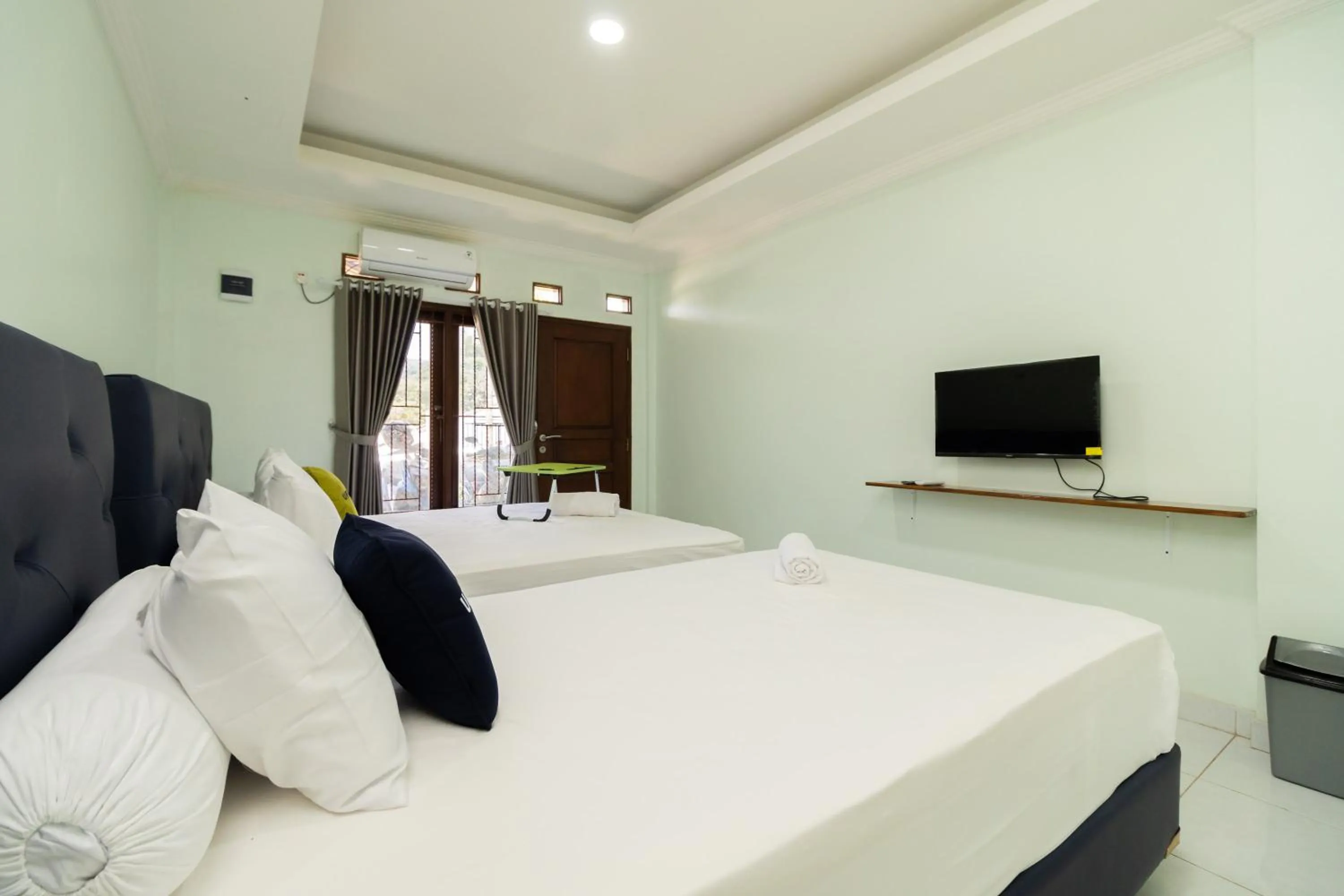 Bedroom, Bed in Urbanview Hotel Kampung Istal Megamendung Puncak by RedDoorz
