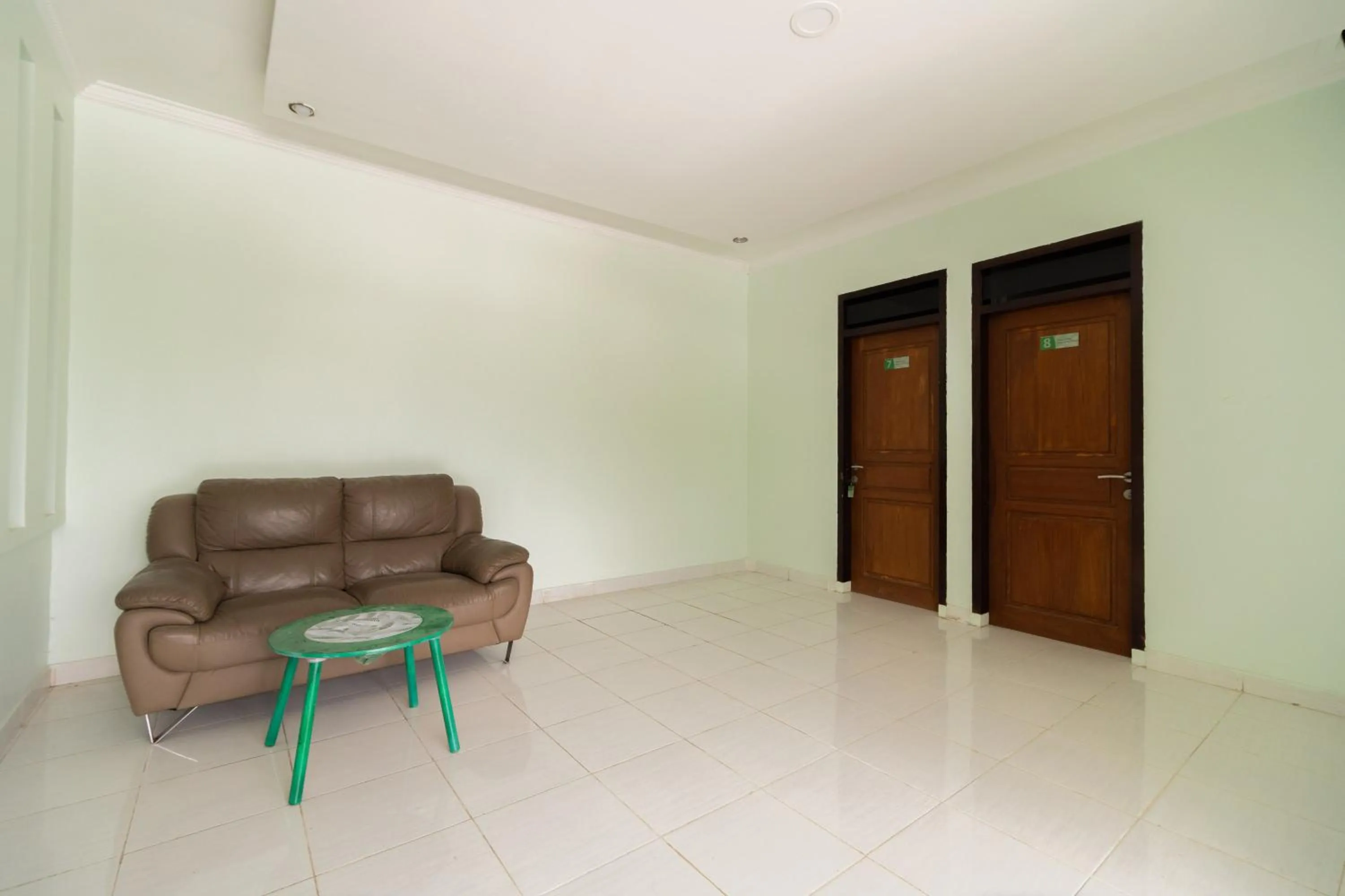 Living room in Urbanview Hotel Kampung Istal Megamendung Puncak by RedDoorz