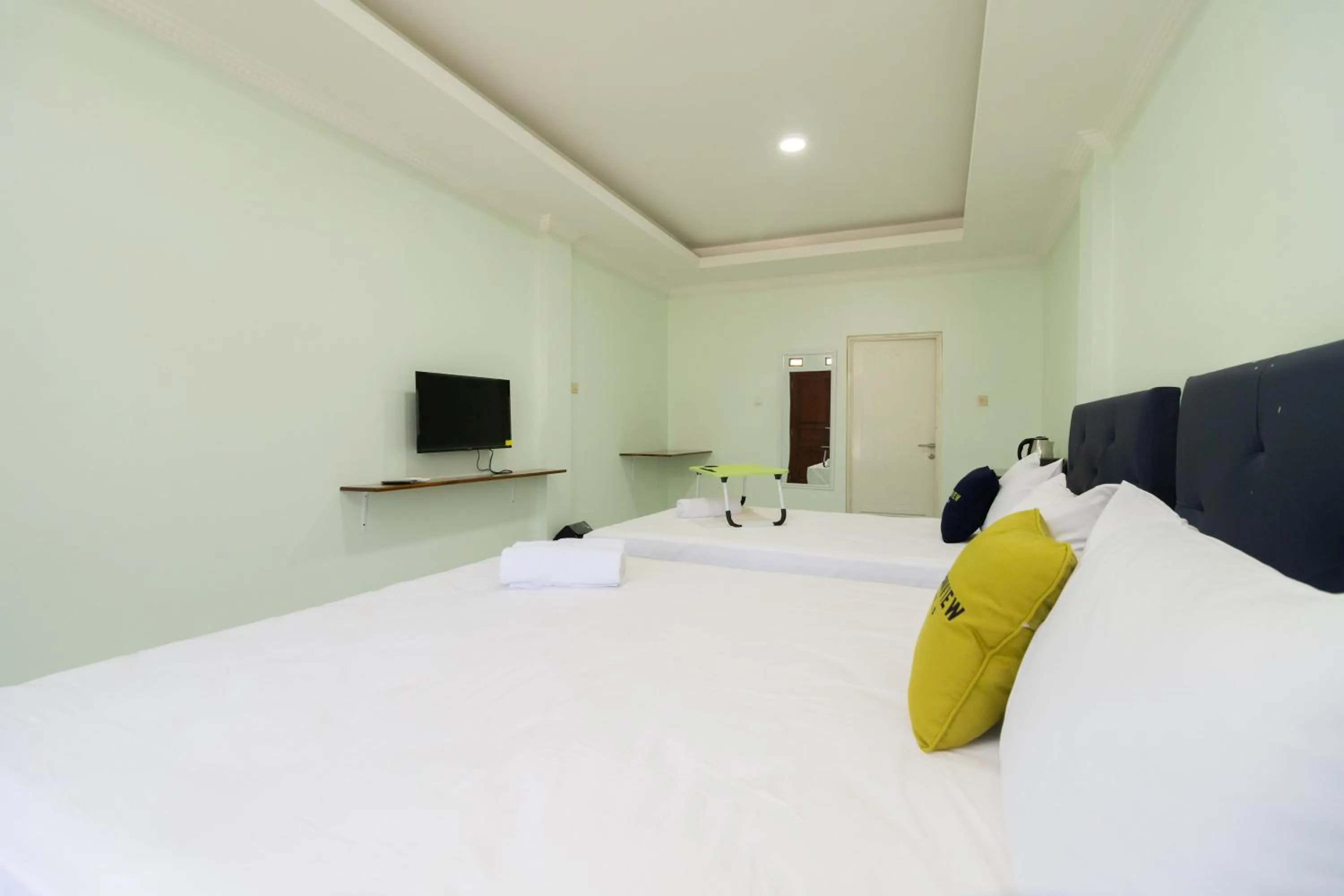 Bedroom, Bed in Urbanview Hotel Kampung Istal Megamendung Puncak by RedDoorz