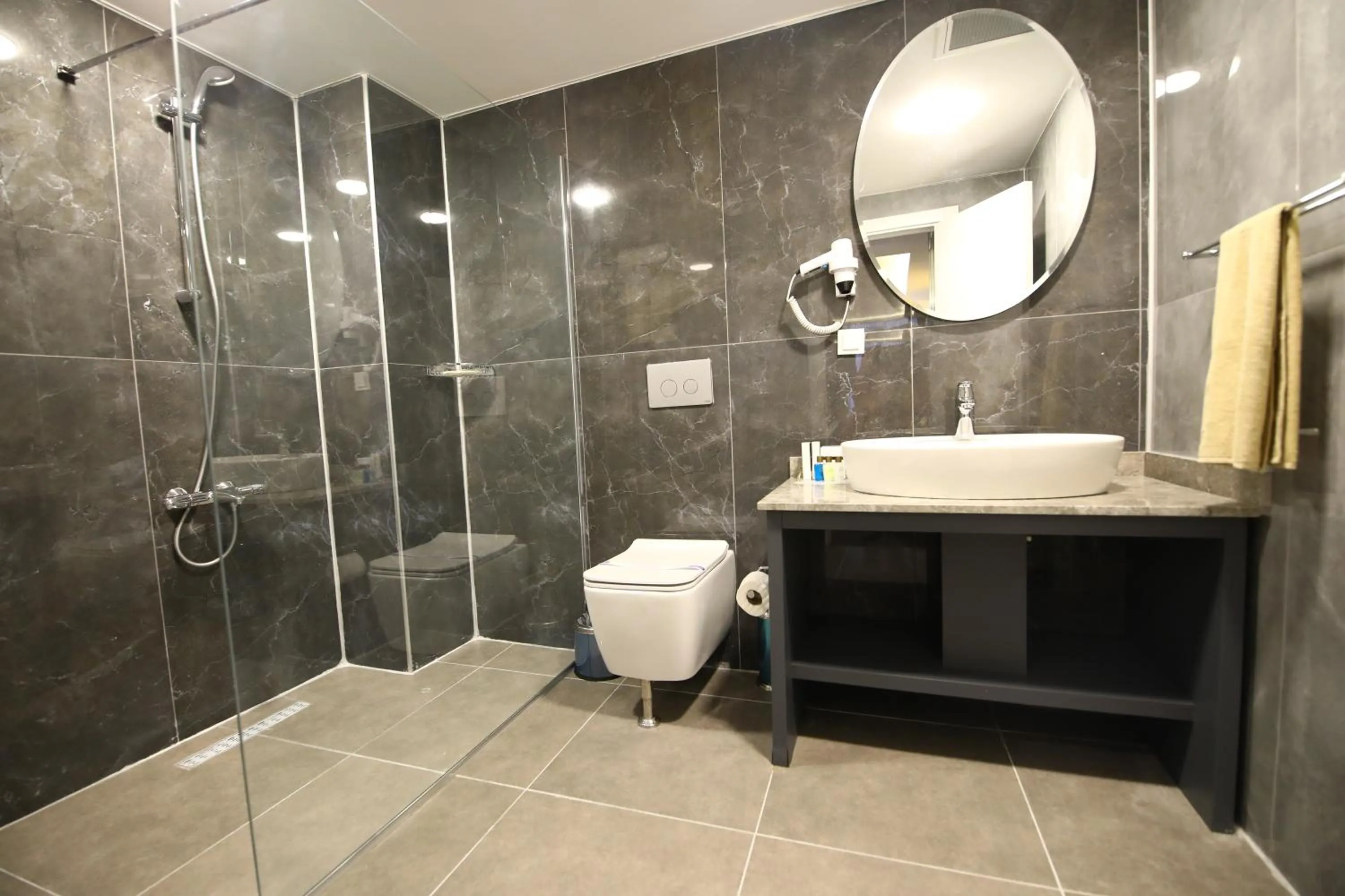 Shower in GRAND DORA HOTEL