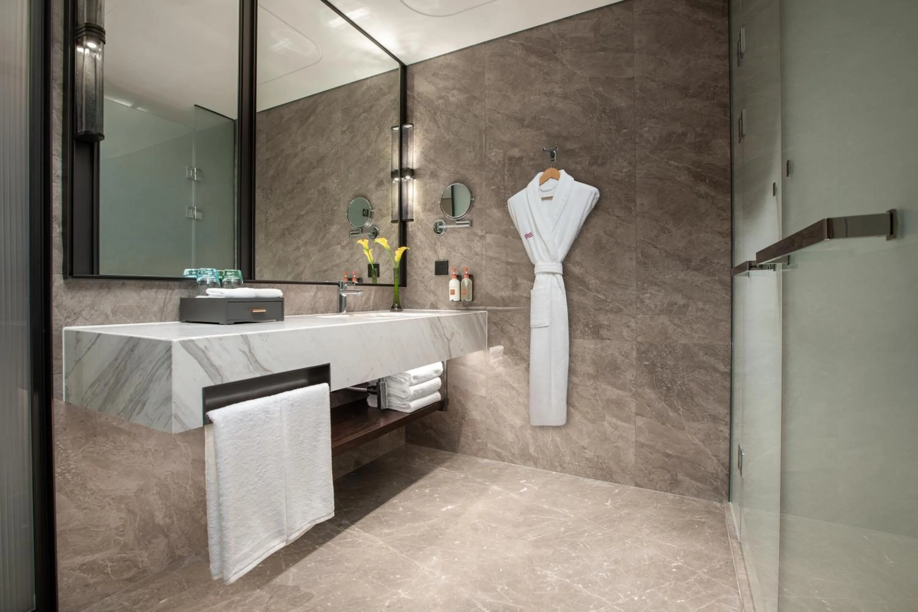 Toilet in Crowne Plaza Zhengzhou High Tech Zone by IHG