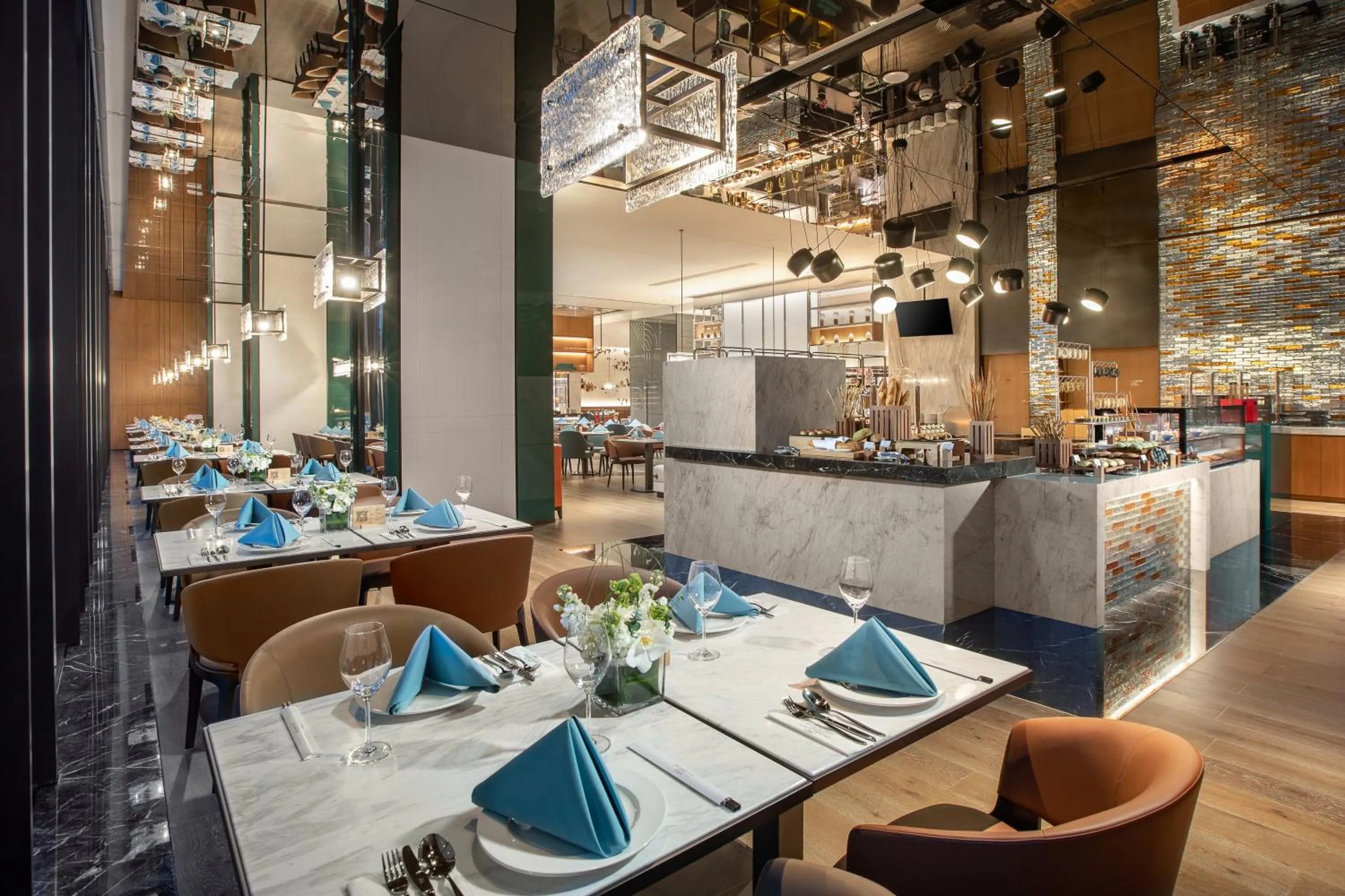 Restaurant/places to eat in Crowne Plaza Zhengzhou High Tech Zone by IHG