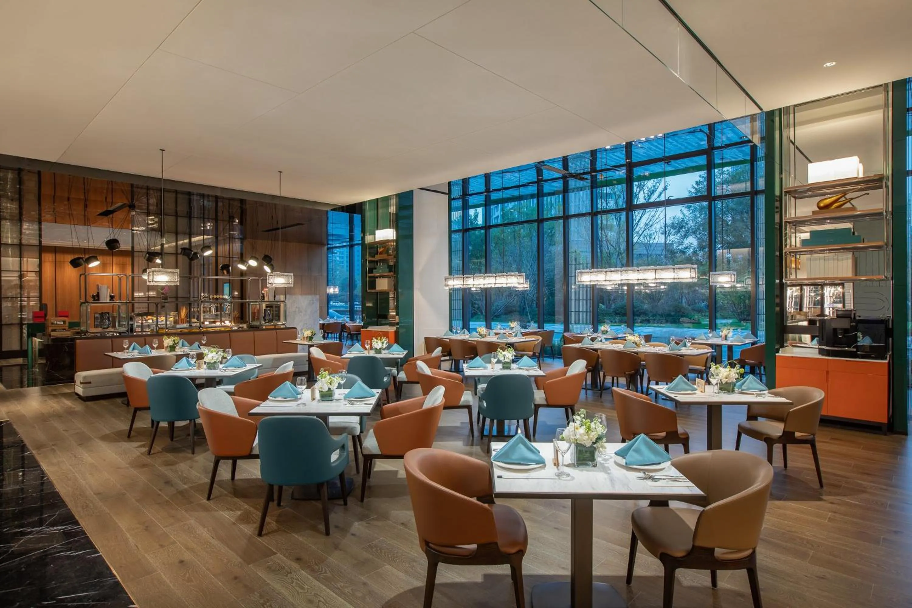 Restaurant/places to eat in Crowne Plaza Zhengzhou High Tech Zone by IHG