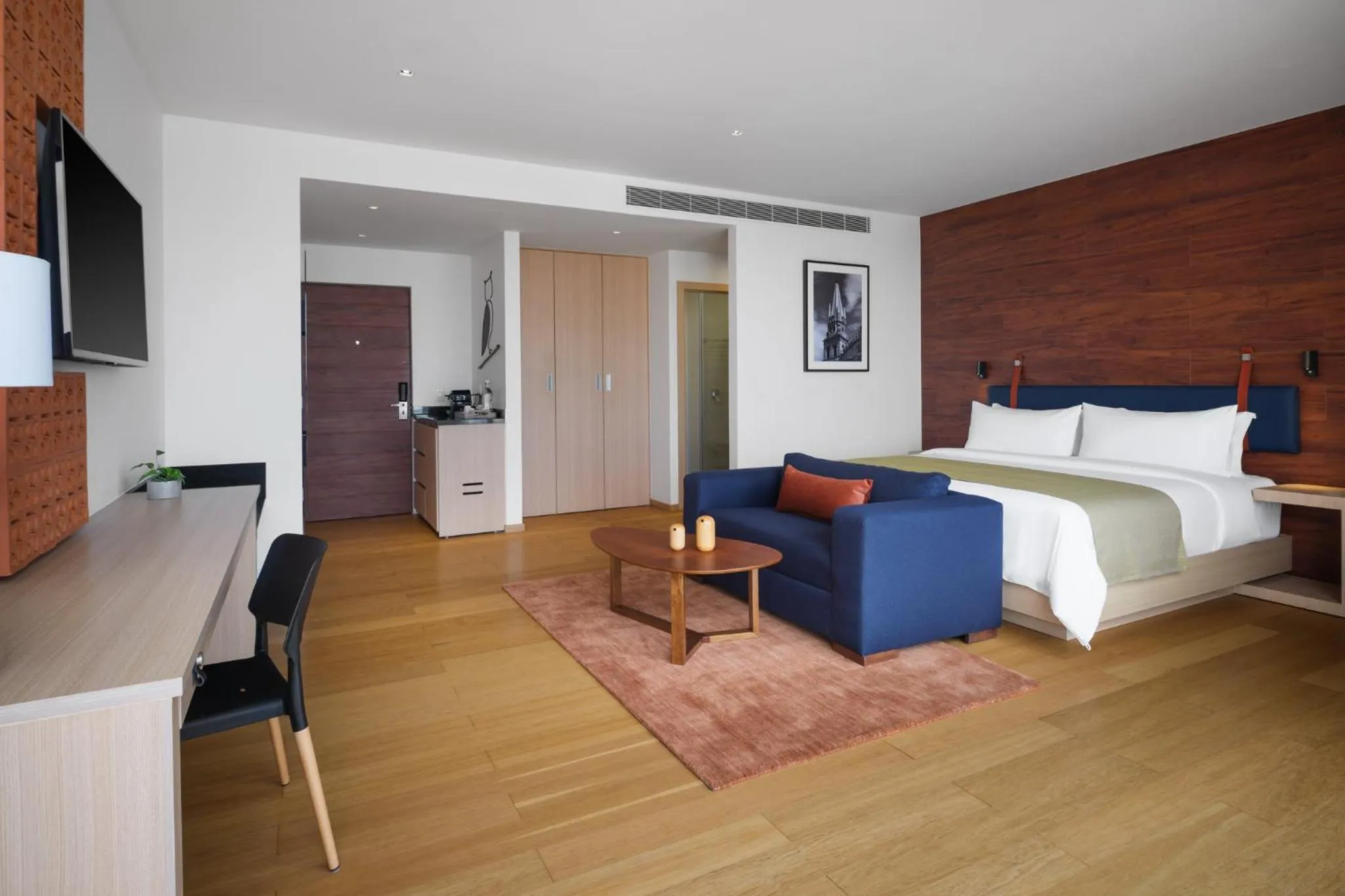 Photo of the whole room, Bed in voco Guadalajara Neruda by IHG