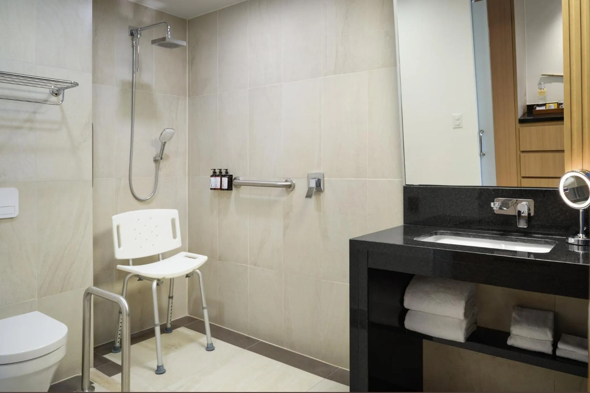 Photo of the whole room in voco Guadalajara Neruda by IHG