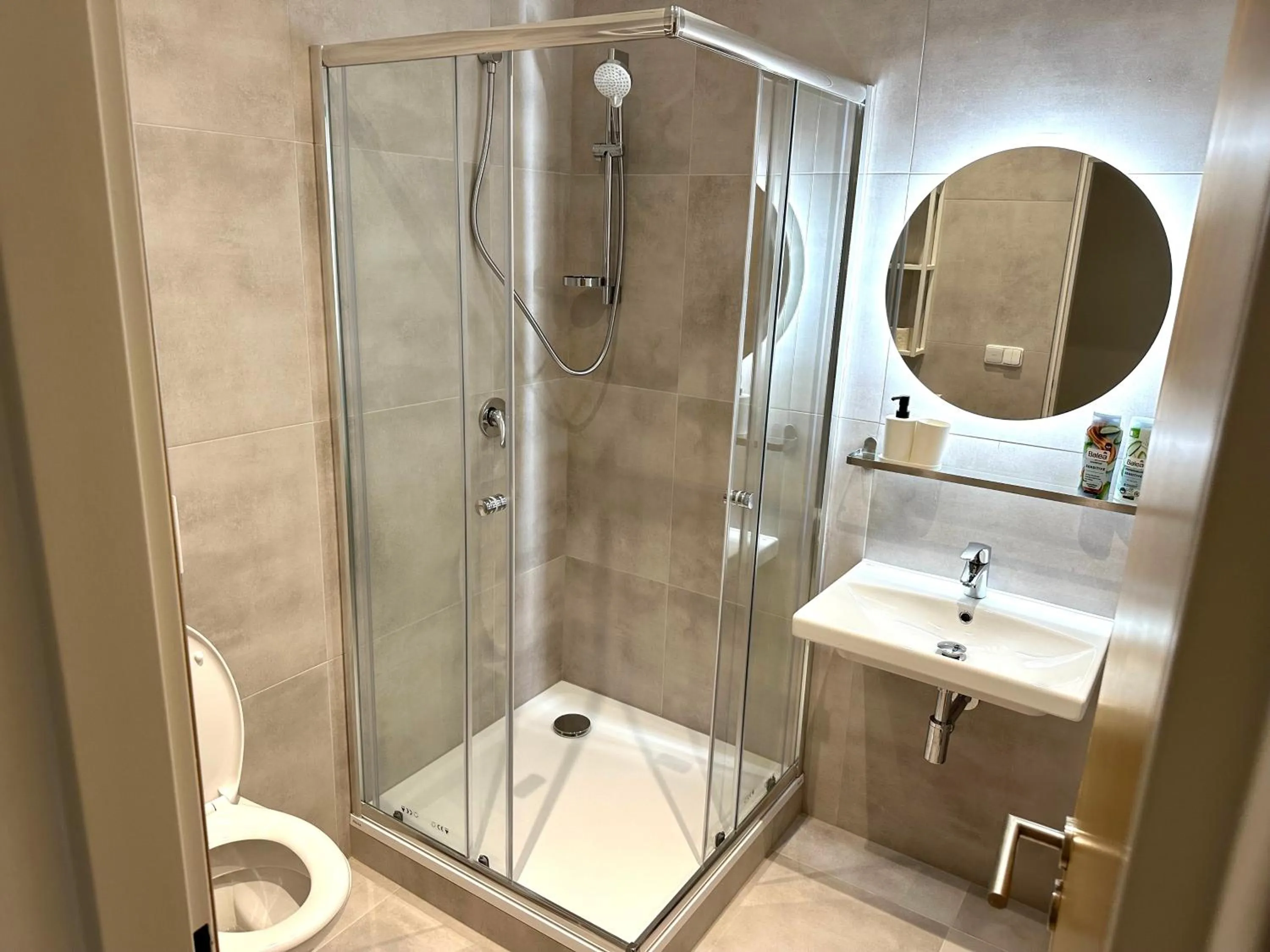 Shower in Seifert Residence