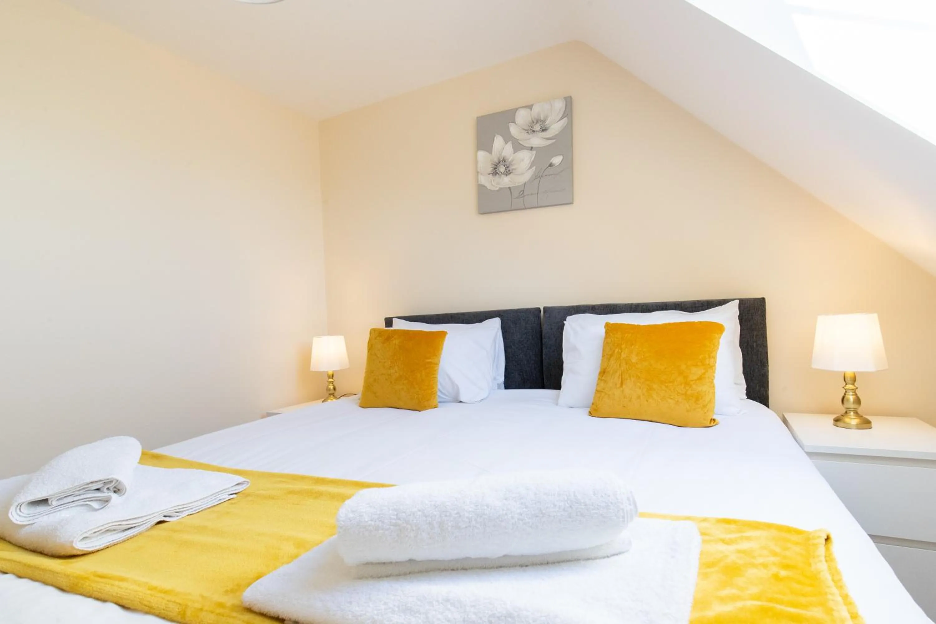 Bedroom, Bed in Velvet 1-bedroom penthouse, Clockhouse, Hoddesdon