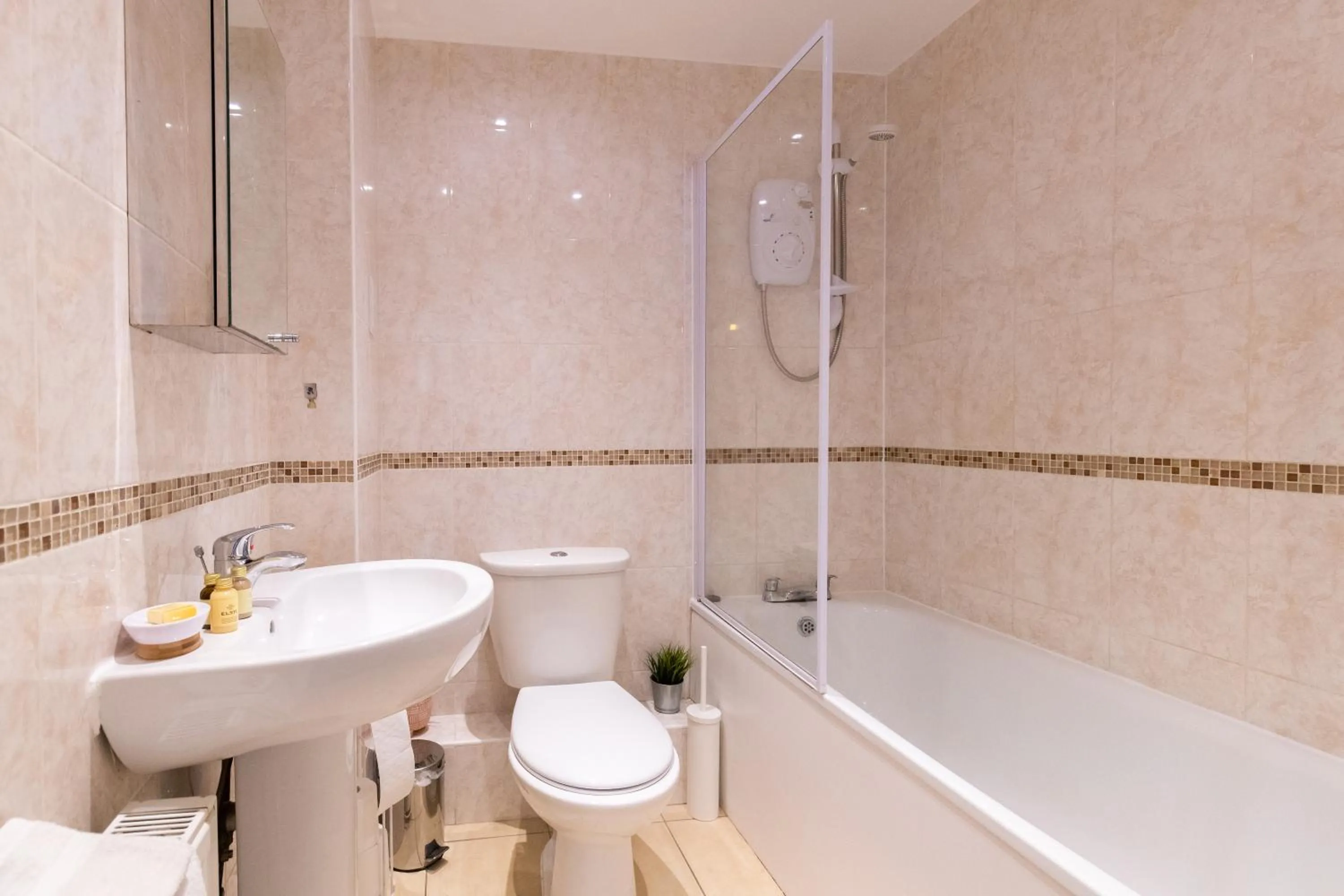 Bathroom in Velvet 1-bedroom penthouse, Clockhouse, Hoddesdon