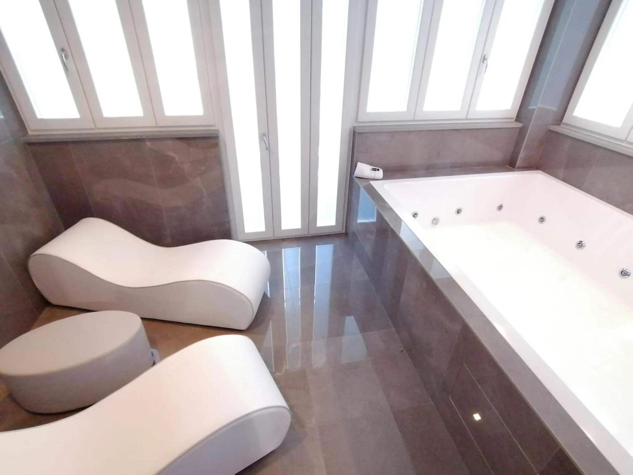 Hot Tub in Hotel XBusiness