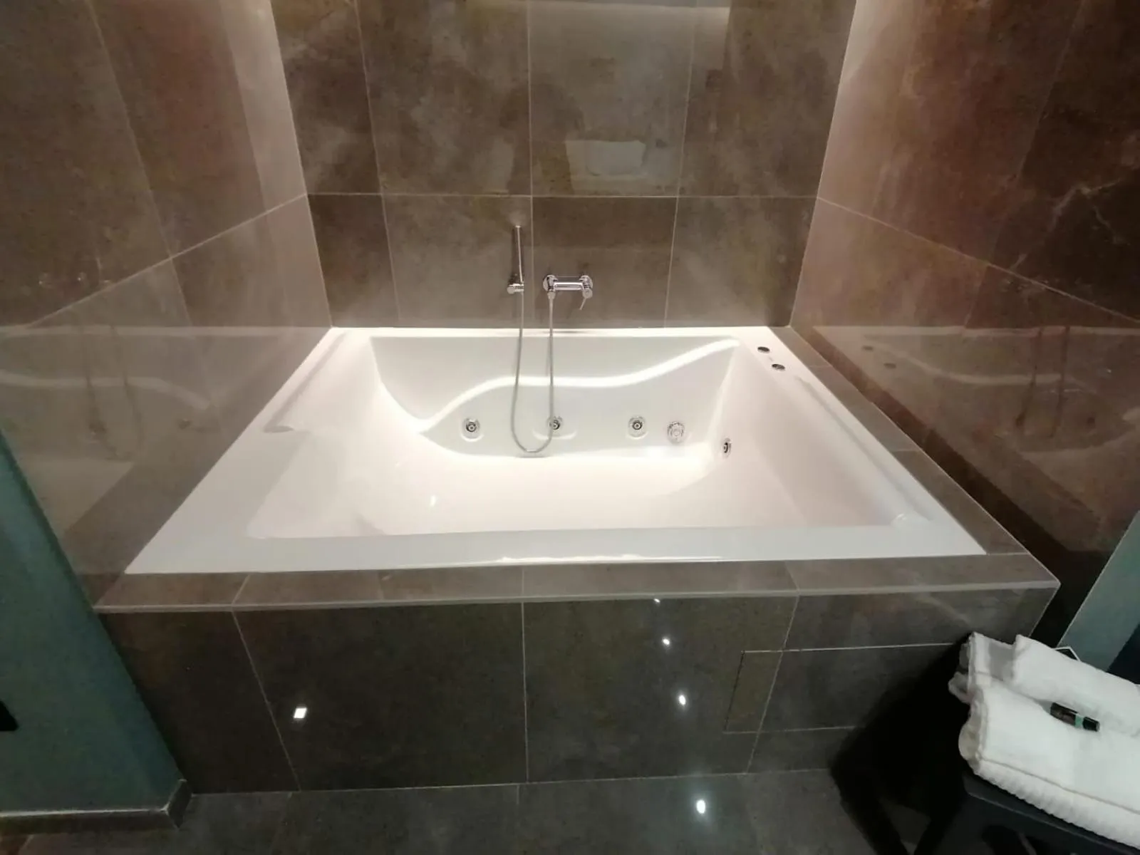 Hot Tub in Hotel XBusiness