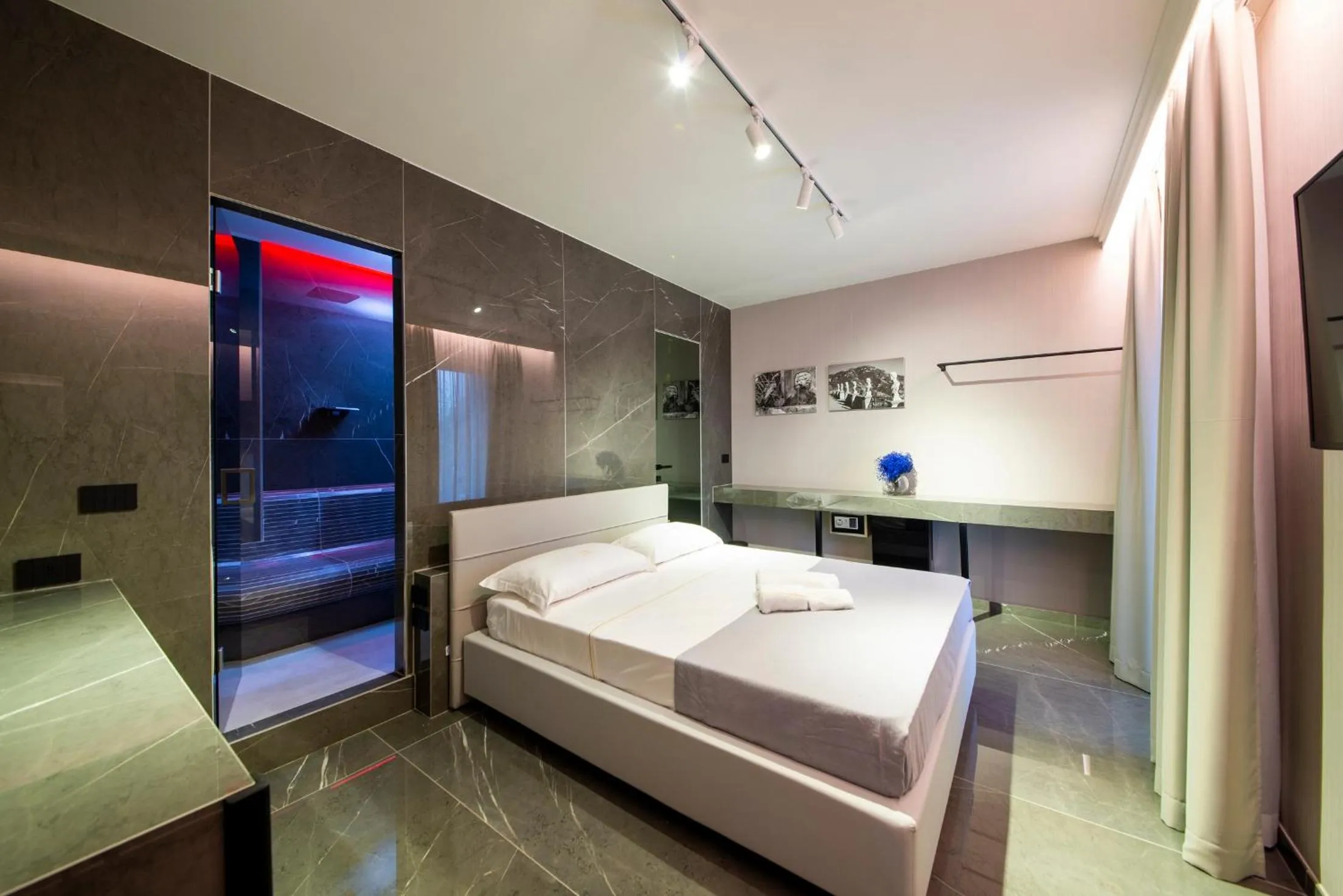 Shower, Bed in Hotel XBusiness