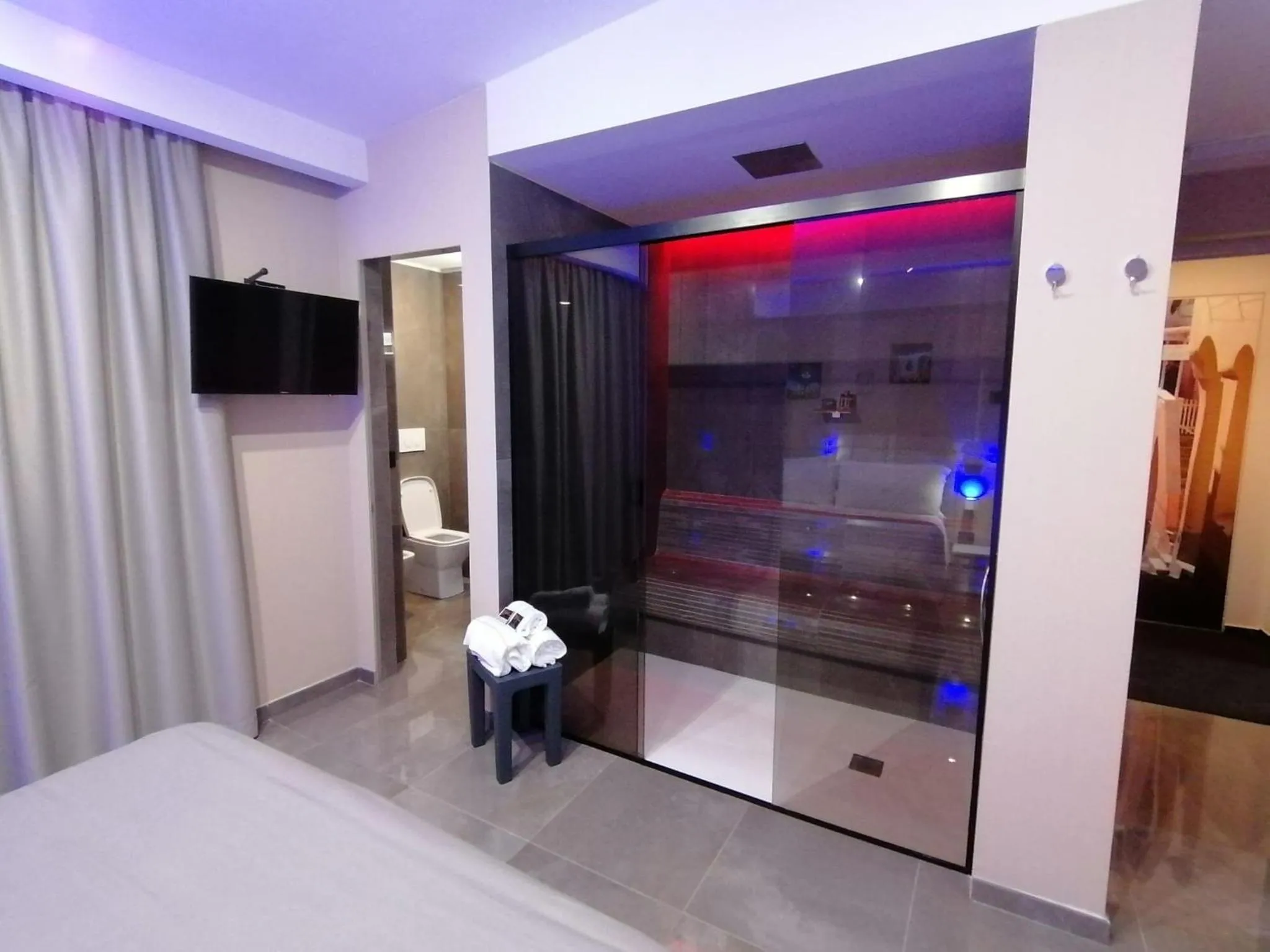 Shower, Bed in Hotel XBusiness