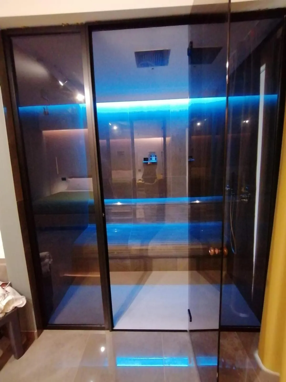 Shower in Hotel XBusiness