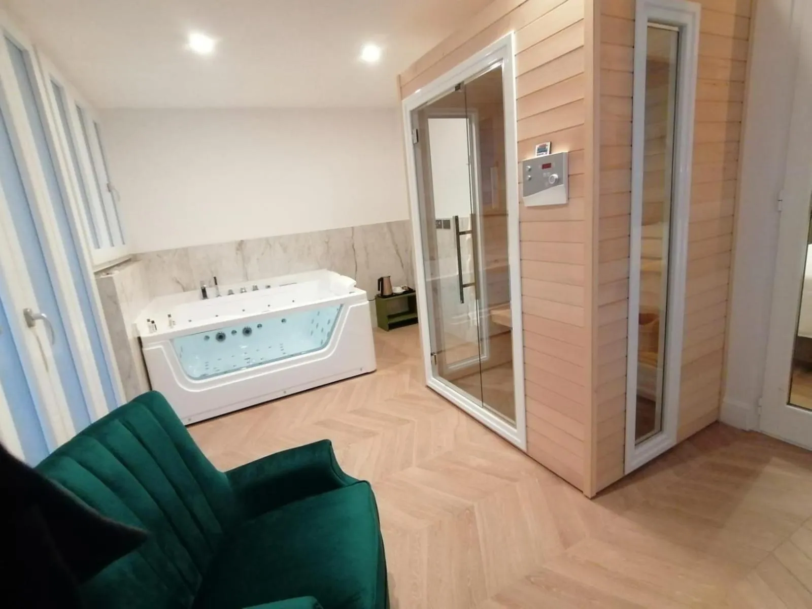 Hot Tub in Hotel XBusiness