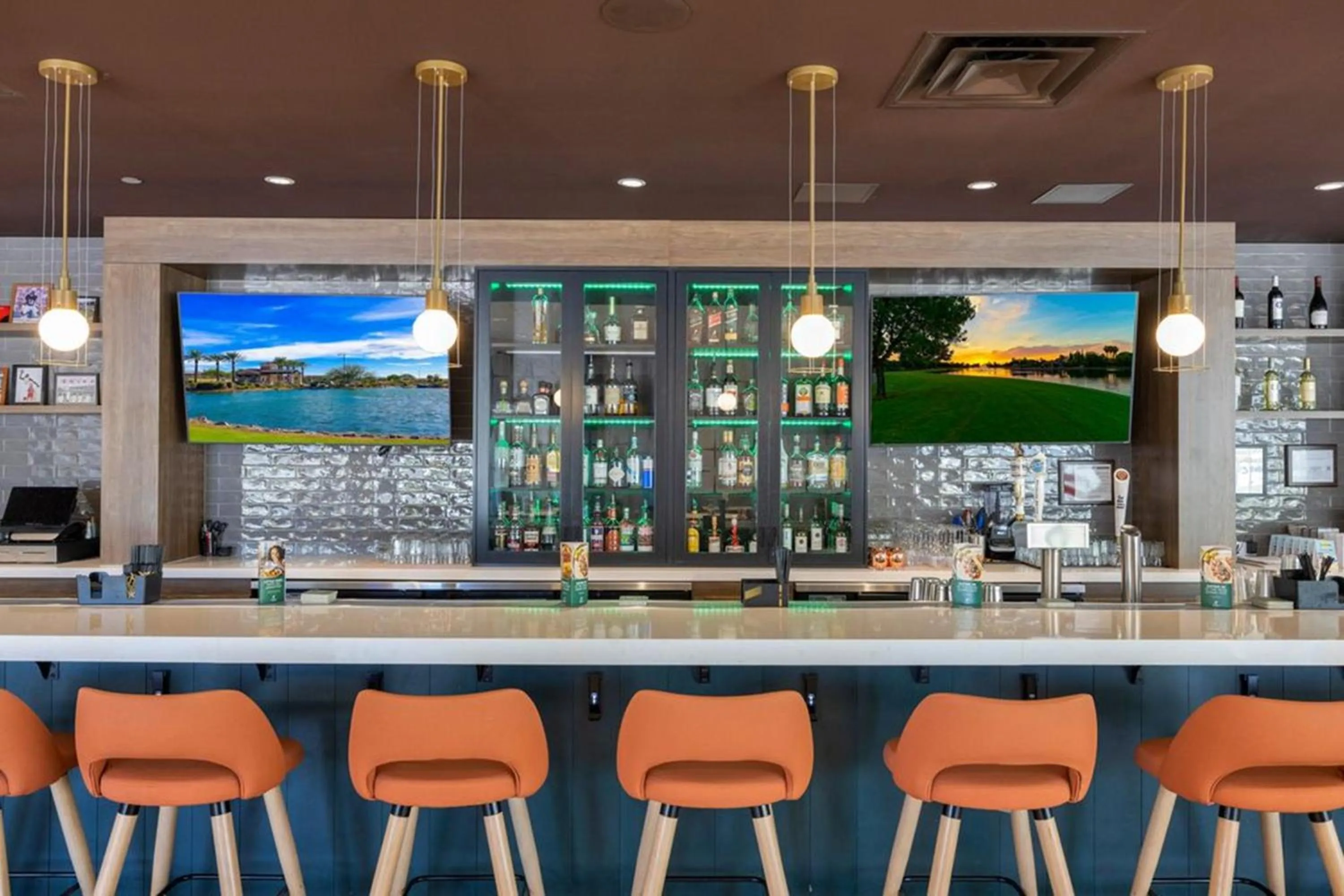 Lounge or bar in Holiday Inn - Chicago - Tinley Park by IHG