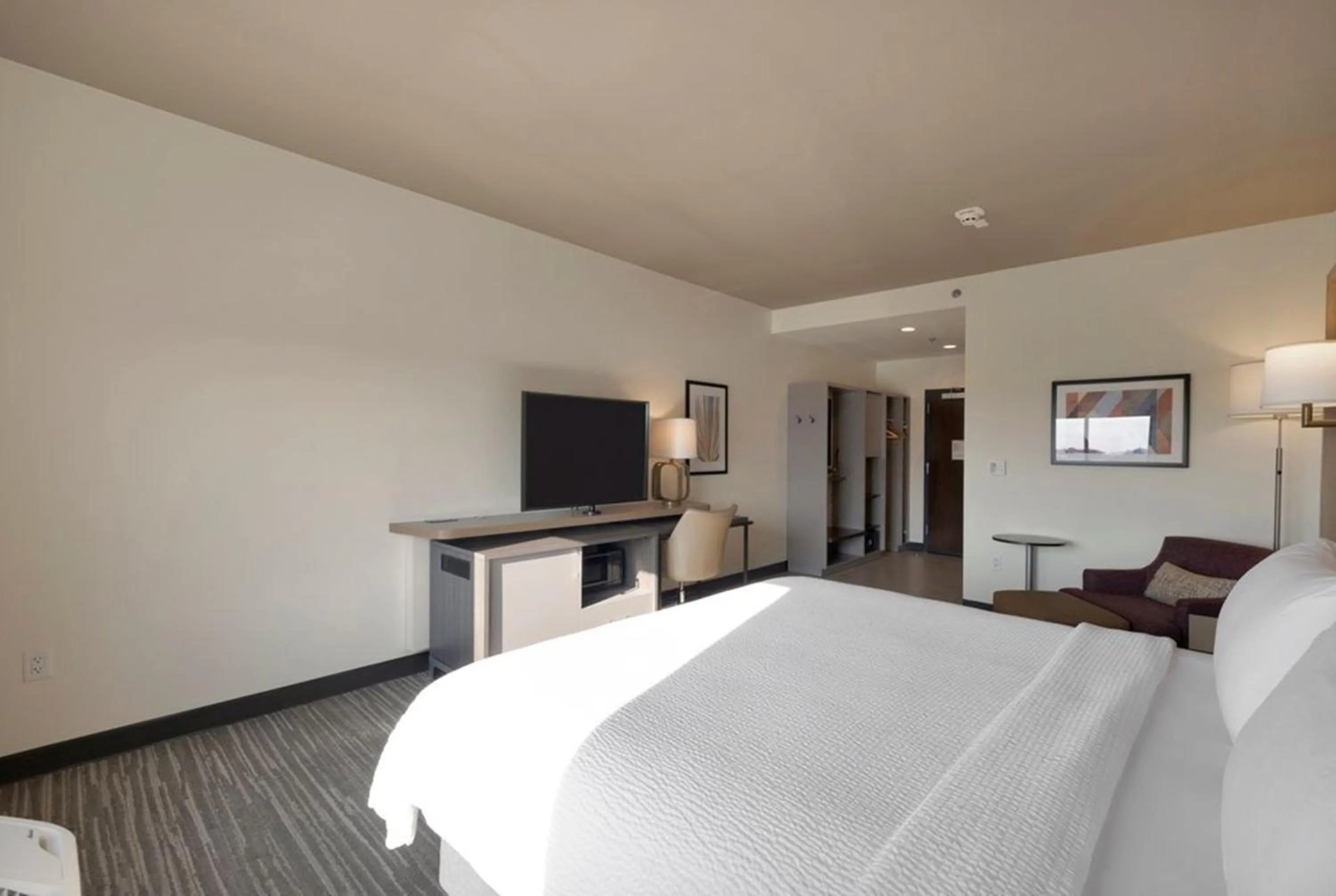Photo of the whole room, Bed in Holiday Inn - Chicago - Tinley Park by IHG